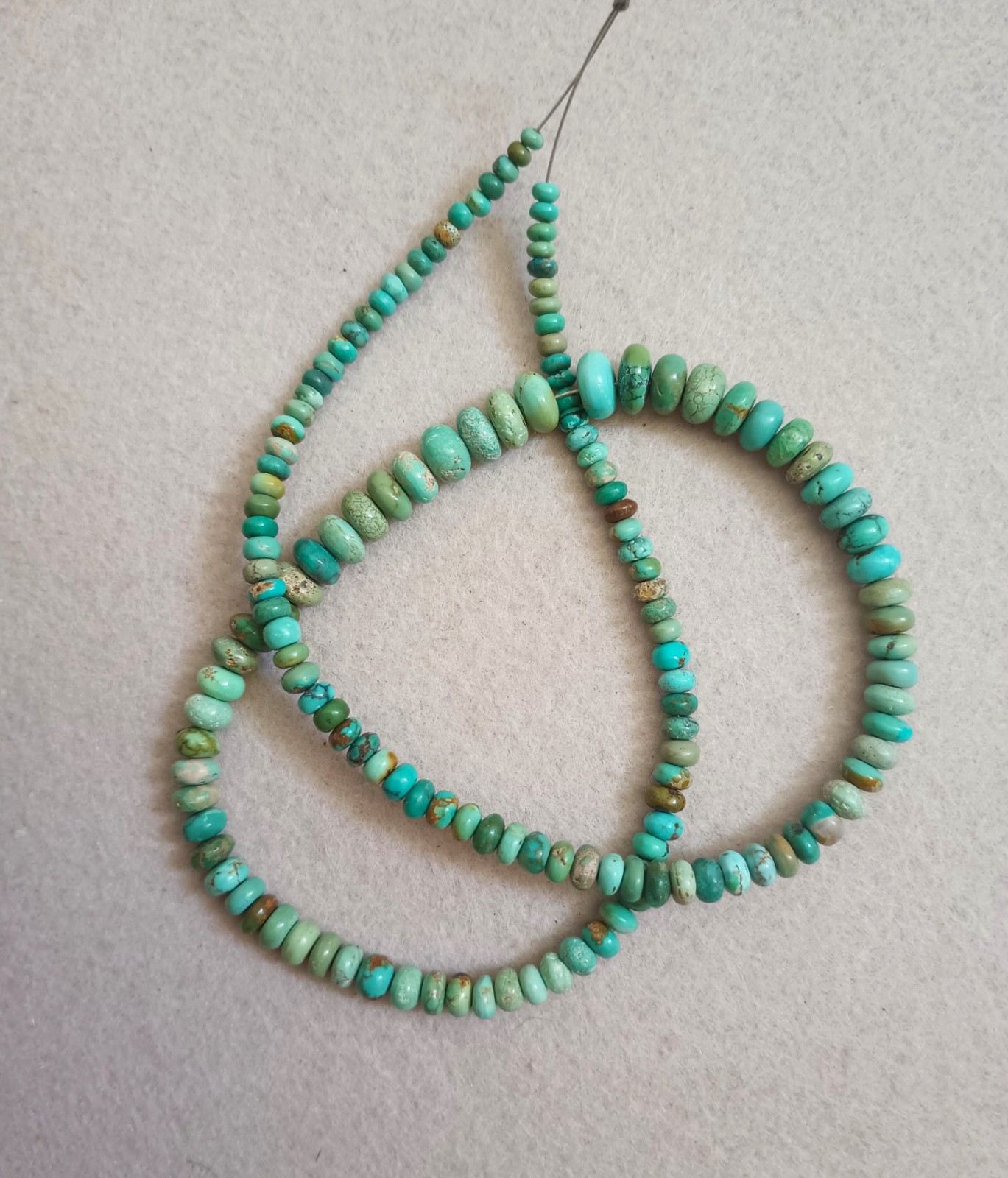 VINTAGE HI-GRADE HUBEI TURQUOISE 2.5-7.5MM RONDELLE BEADS – 17.75″ – 1942E