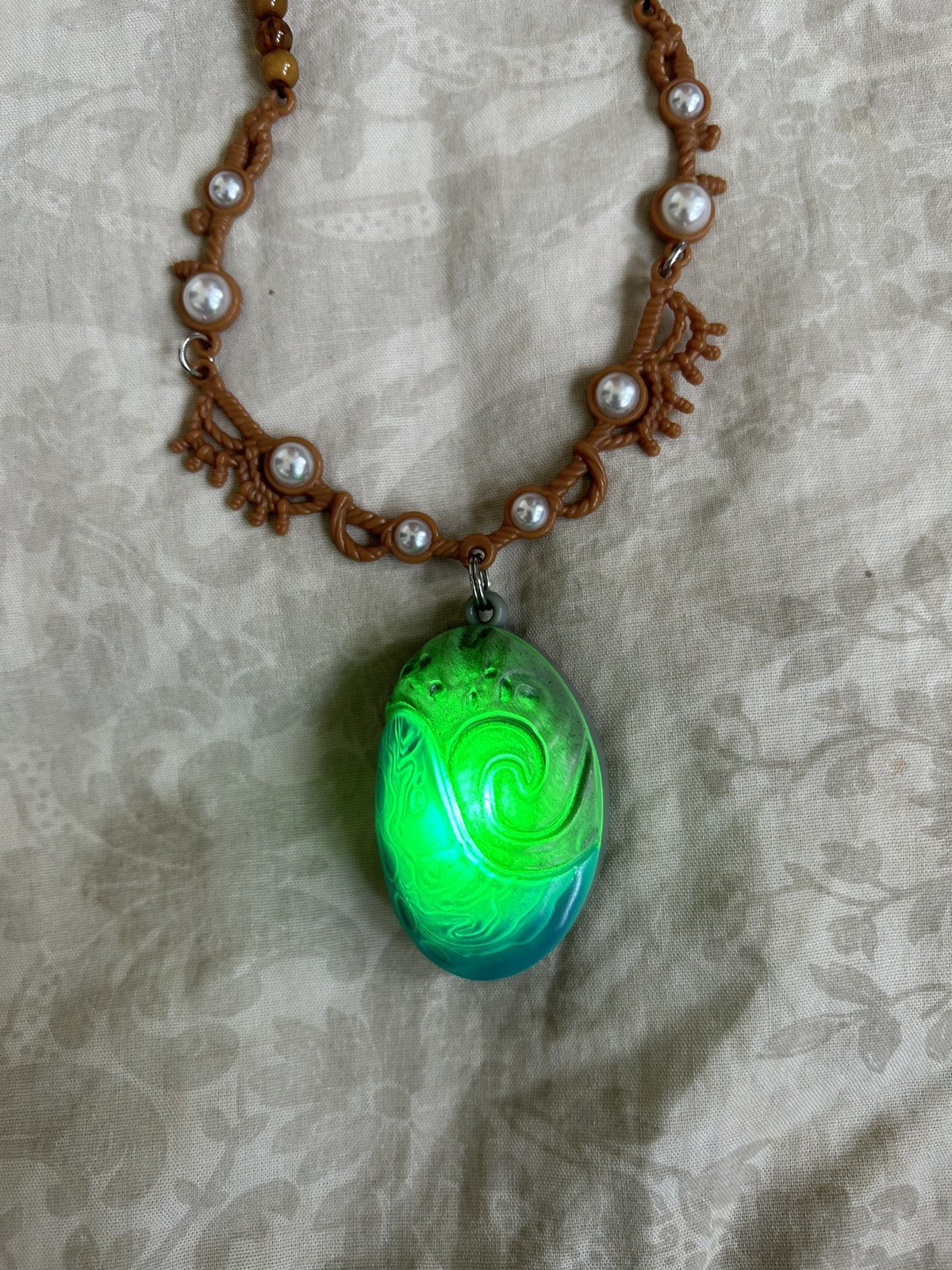 Disney Moana Heart of Te Fiti Light Up Necklace Toy