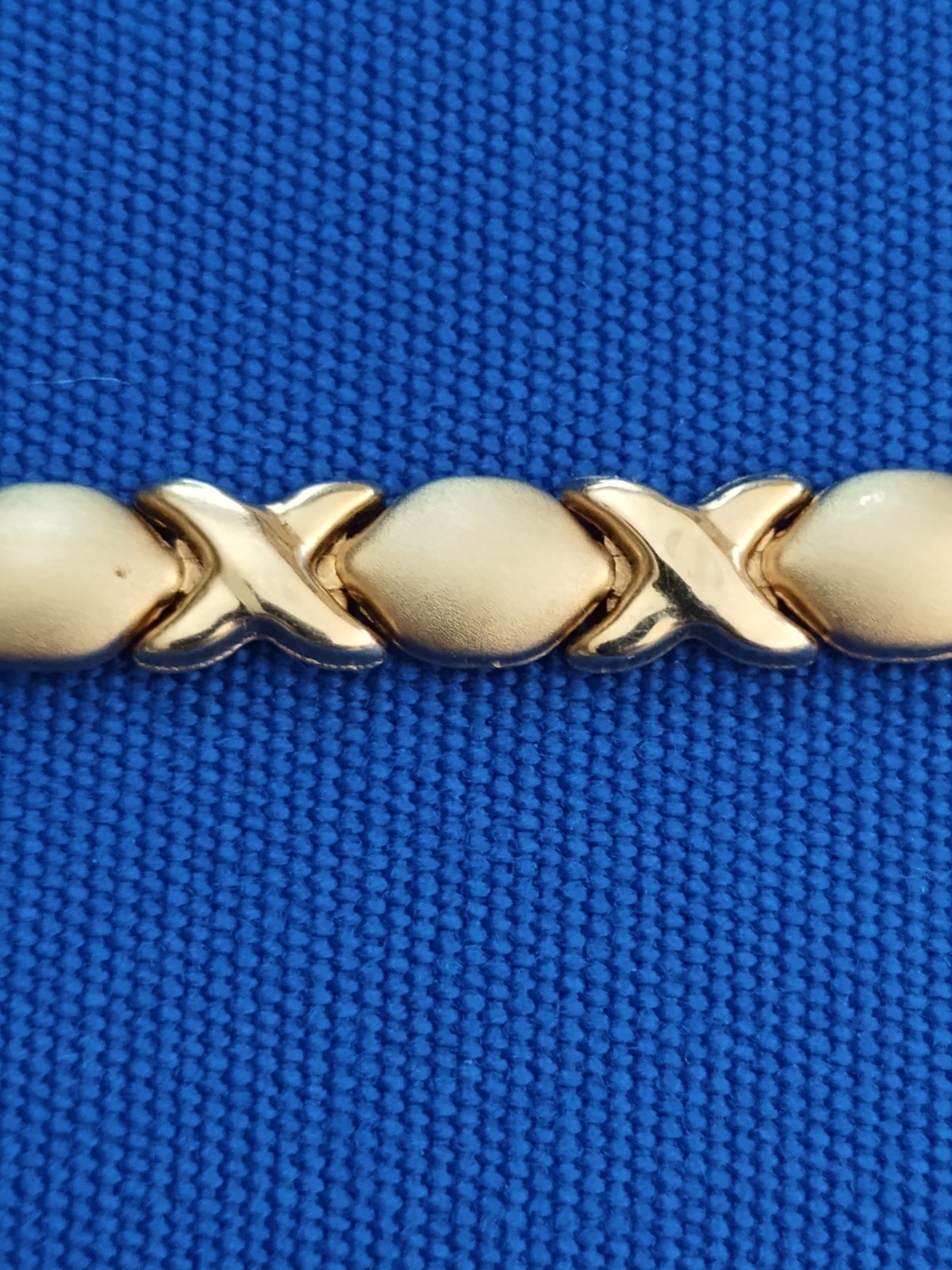 10k Gold, T&C Hugs and Kisses Bracelet 7.25 inch long.