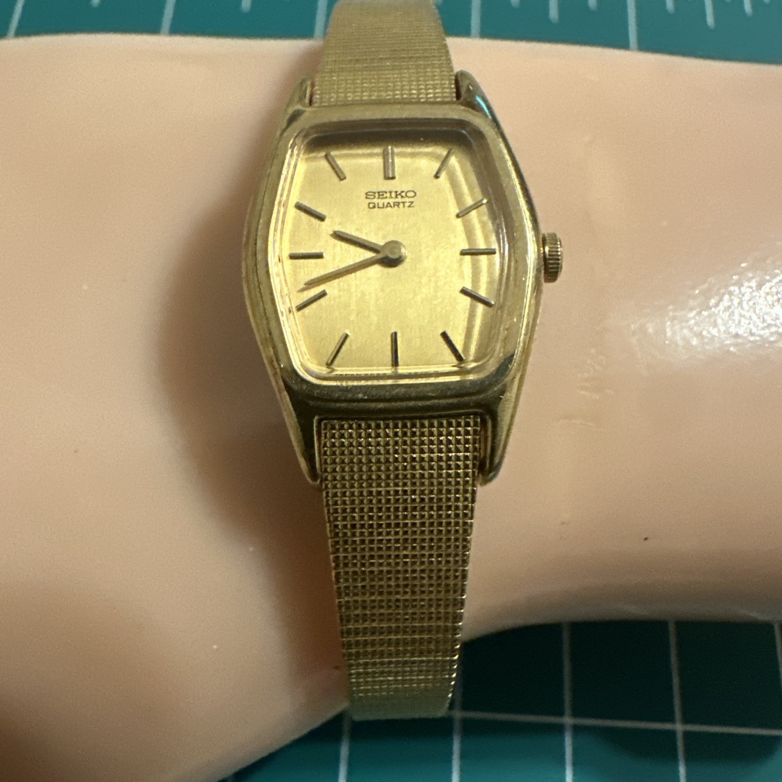 Vintage Seiko Watch Women’s Classic Luxury Gold Tone 2C20-6440 Gold Dial