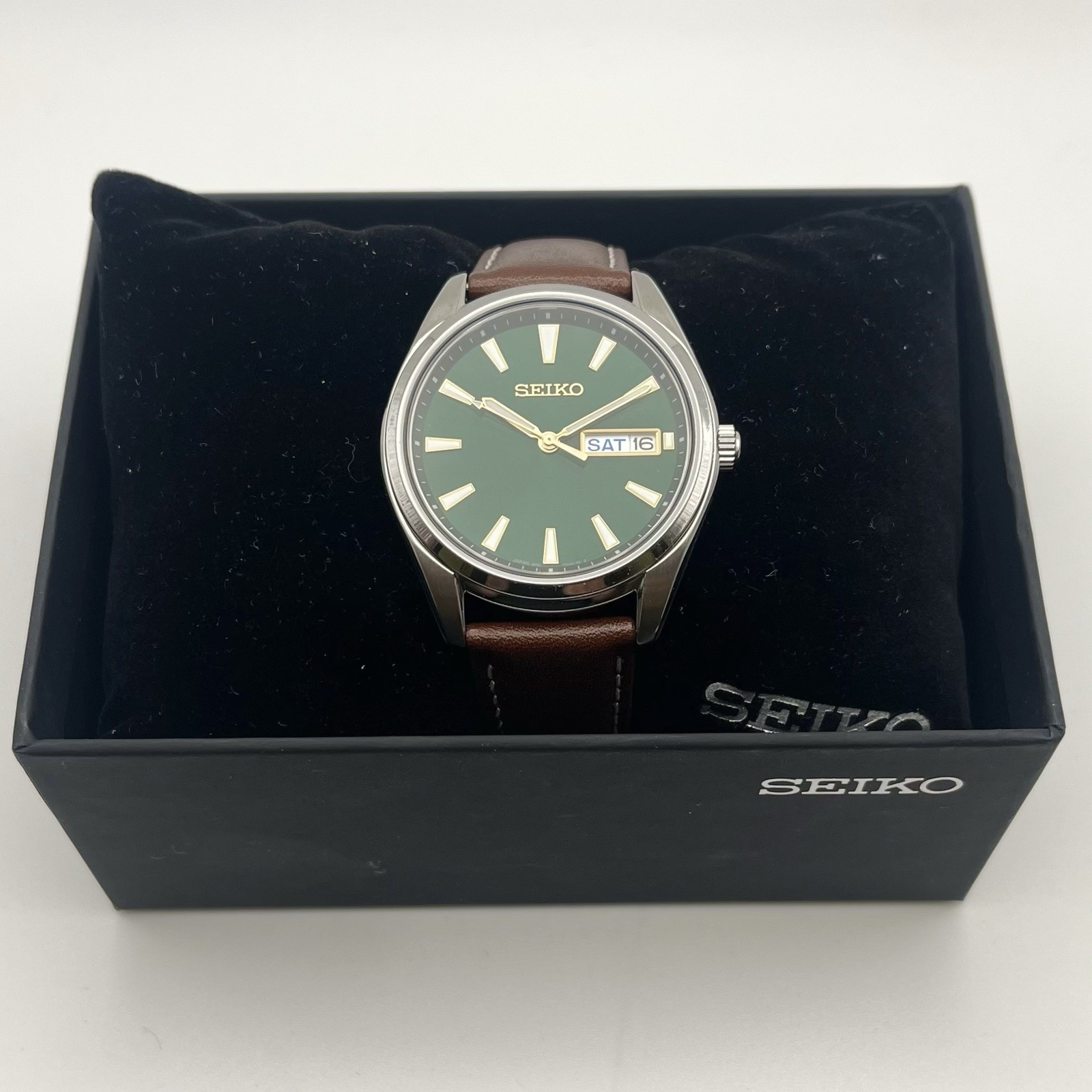 Seiko Essentials Green Quartz Day Date Sunburst 8N53-00A0 10 BAR WR 40mm Leather