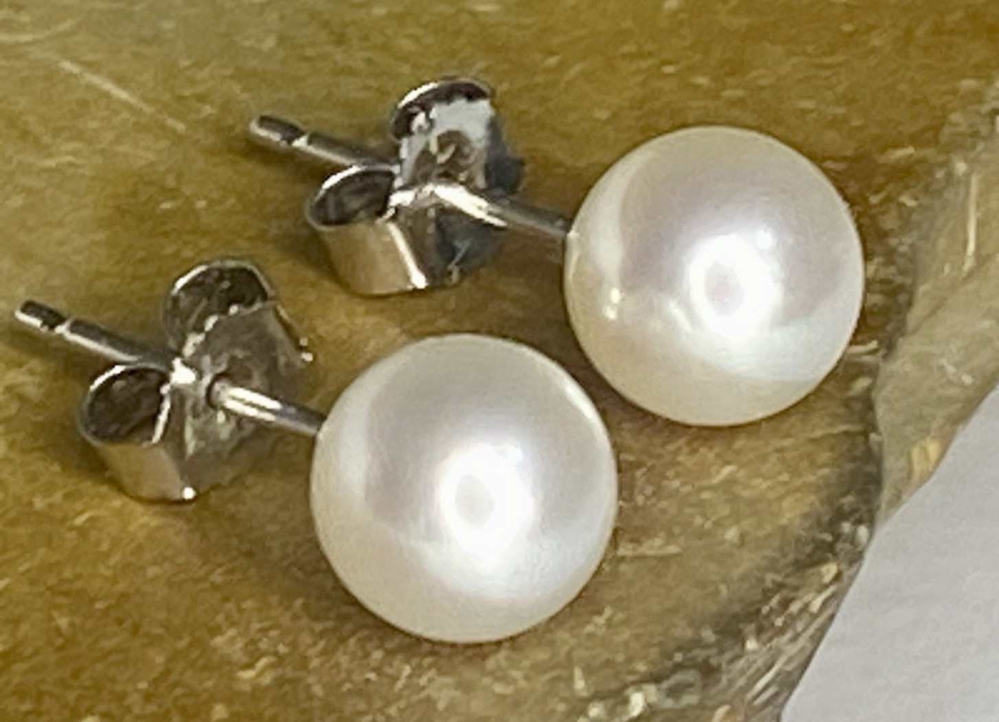Vintage 14K White Gold Pearl Stud Earrings 585 White Cultured Pearl Studs 0.84g