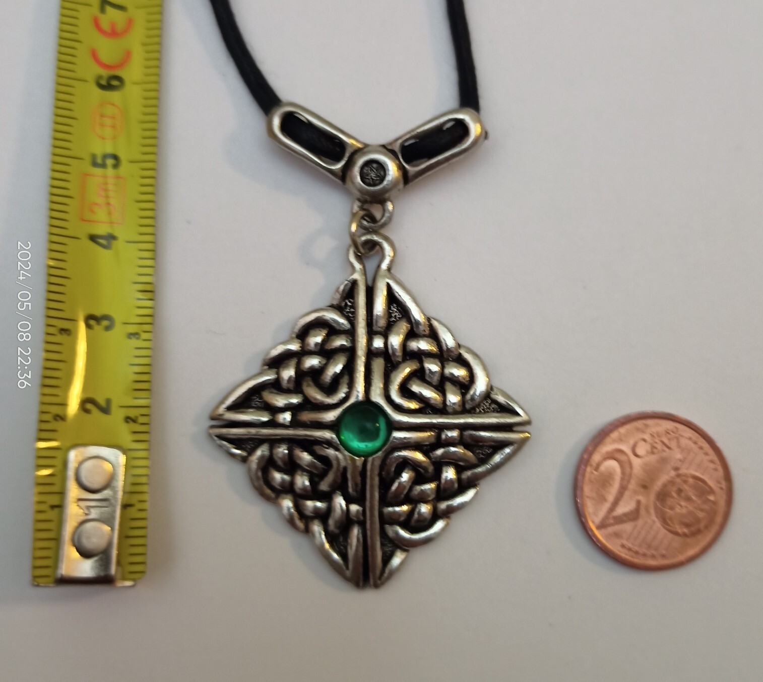 METAL RHOMBUS CROSS PENDANT NECKLACE WITH GREEN STONE C016