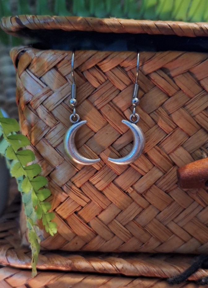 silver crescent moon earrings || handmade