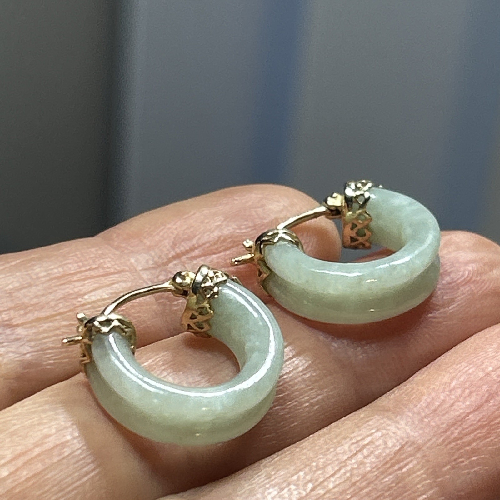 36. Vintage 14K Yellow Gold Light Green Jade Hoop Snap Earrings 17.4mm, 5.3g
