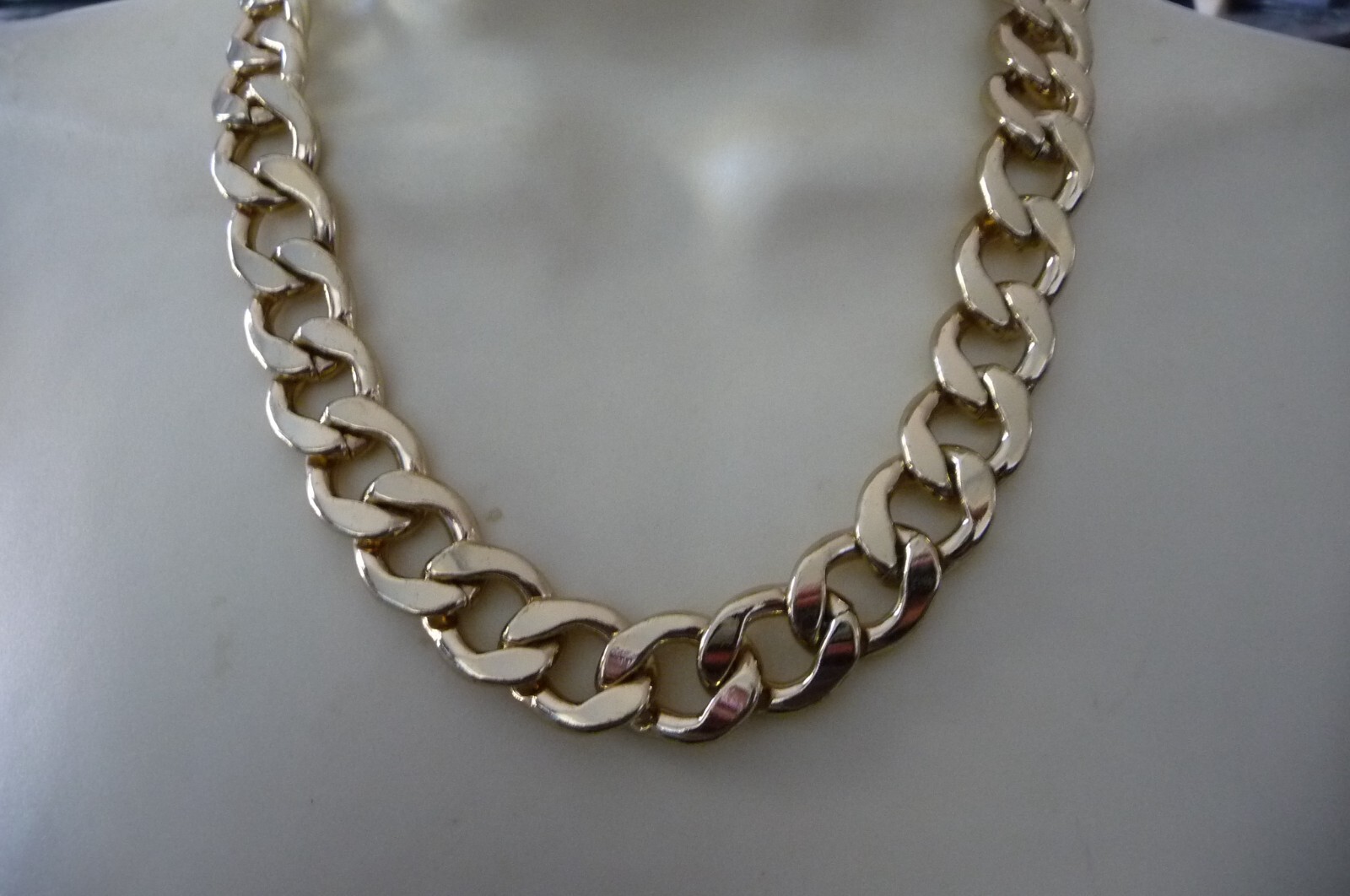A#918X vtg NECKLACE 9″L HEAVY GOLD TONE LINKS 1/2″ W