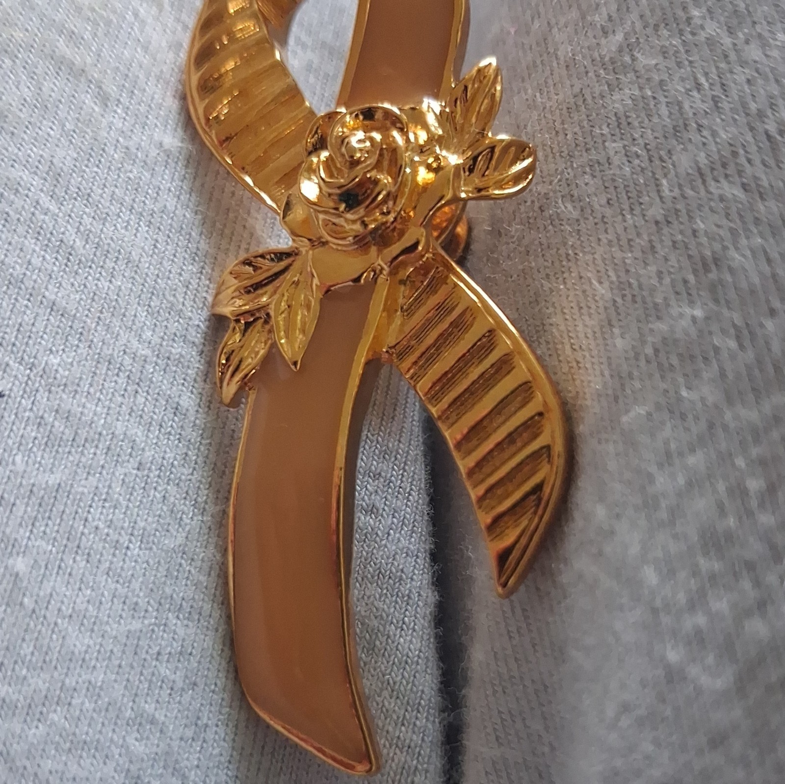 Avon Signed Gold Tone Awareness Ribbon Rose Flower Pin Brooch Clutch Back