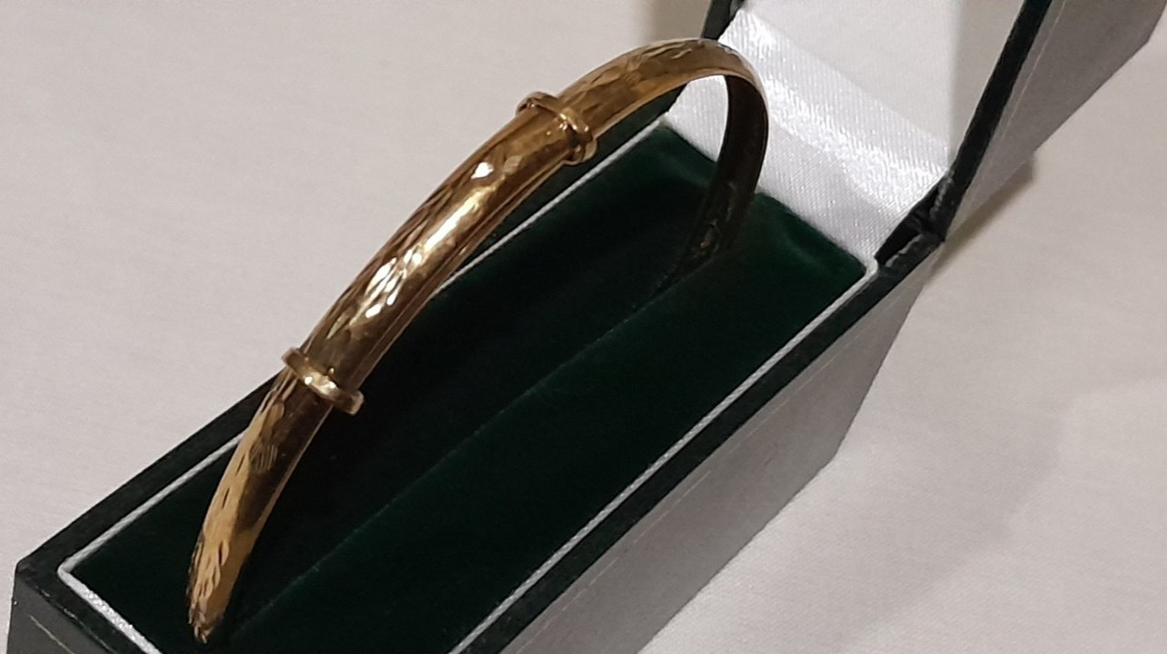LARGE 9ct Gold ‘ADULT’S EXPANDABLE DIAMOND-CUT’ 8 inch Round BANGLE. 4.40 grams