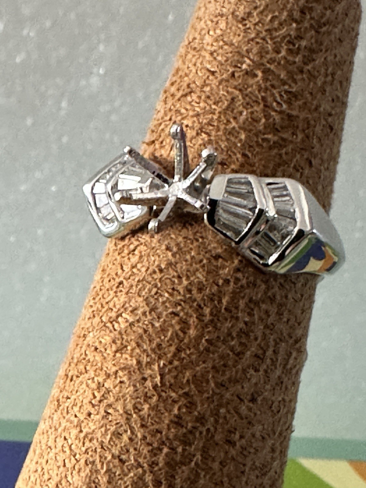 18kt.white gold semi mount ring with baguette diamonds size 7,4.90 gram.