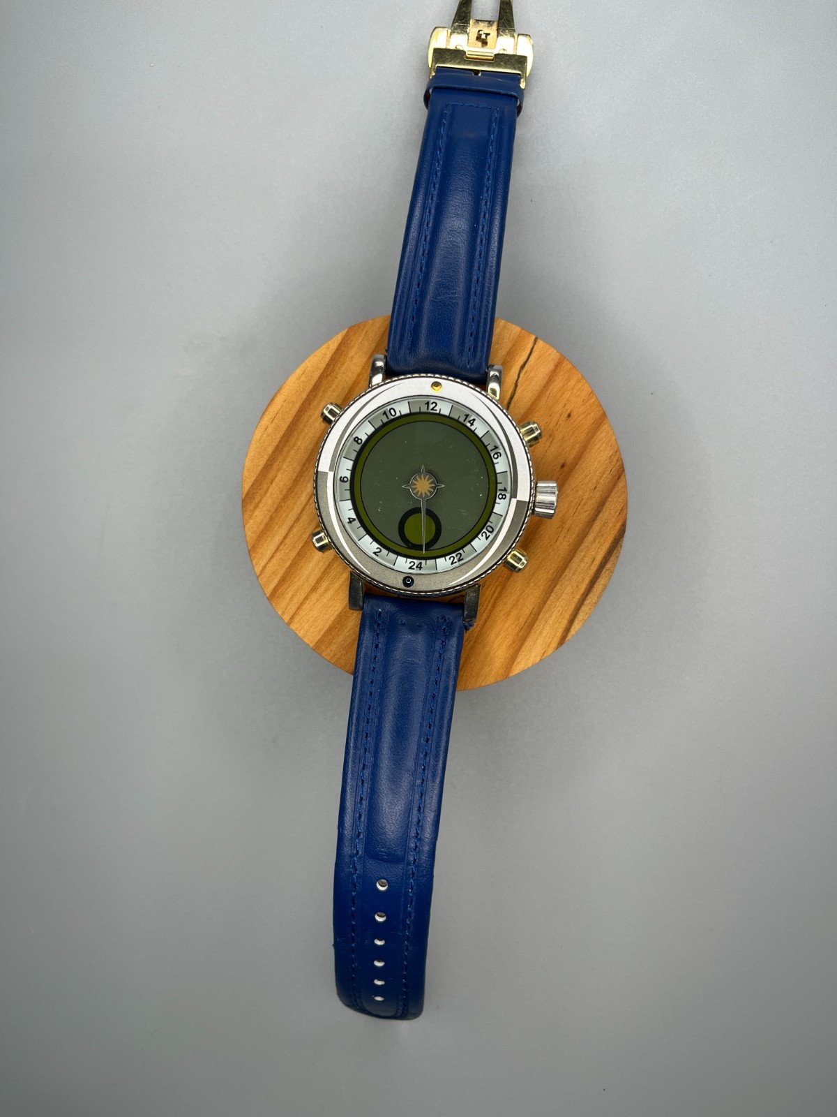 YES COZMO Solar Tracking Watch