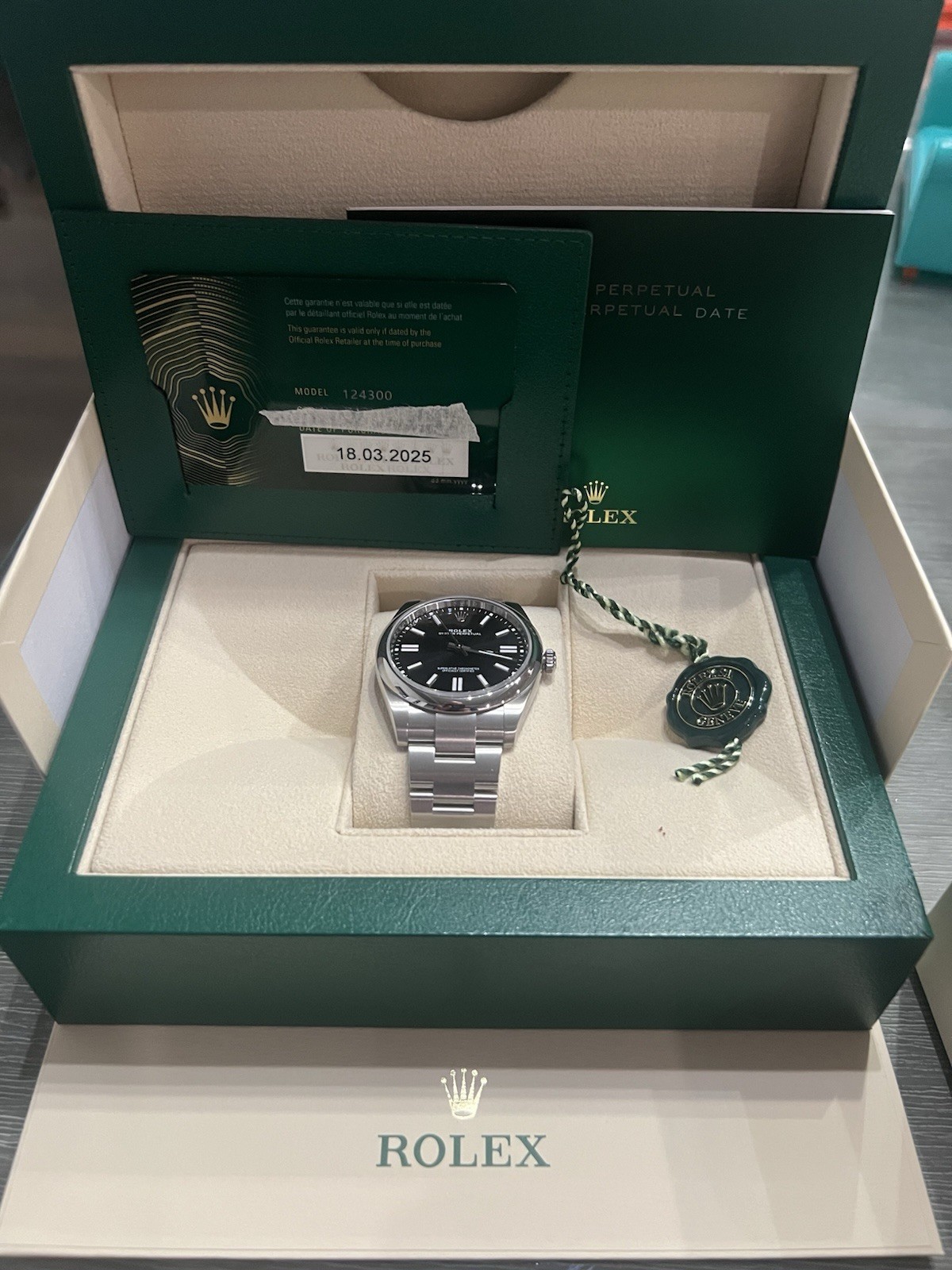 ROLEX Black DIAL OYSTER PERPETUAL 124300 41MM Stainless Steel NEW 2025