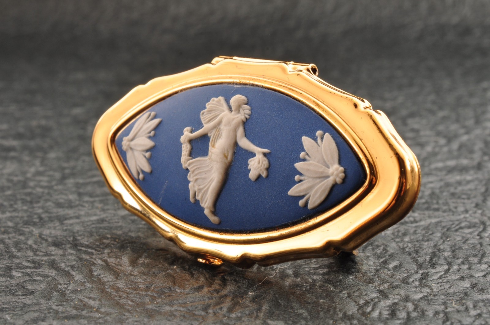 Near mint, England brand “Wedgwood” powder compact and LIP VIEW blue and blue.
