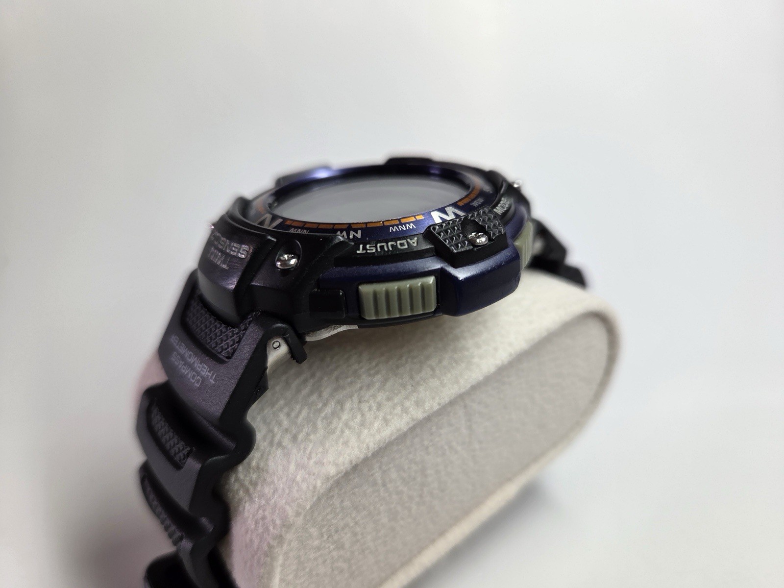 Casio SGW100 Twin Sensor Negative Display Compass Thermometer New Battery