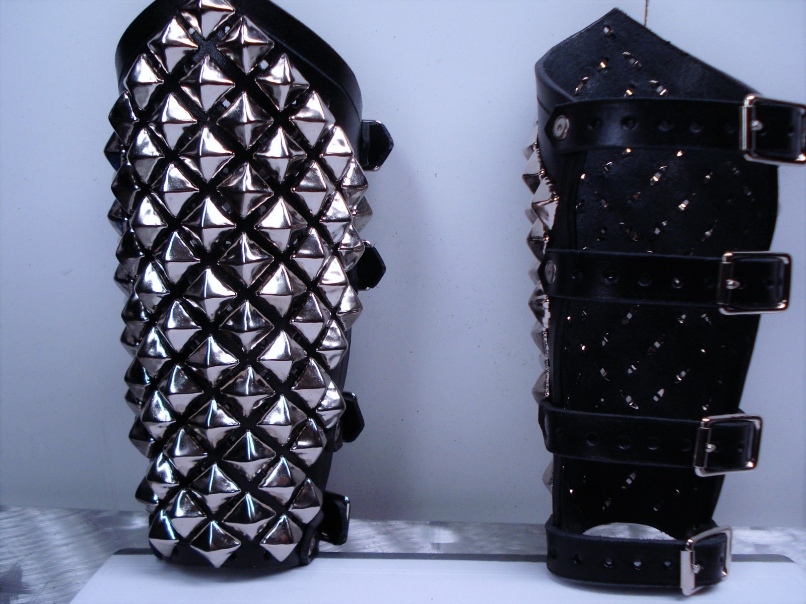 UNISEX STUDDED LEATHER GAUNTLETS.THRASH METAL… (MDLUG0146)…..VOIVOD’S