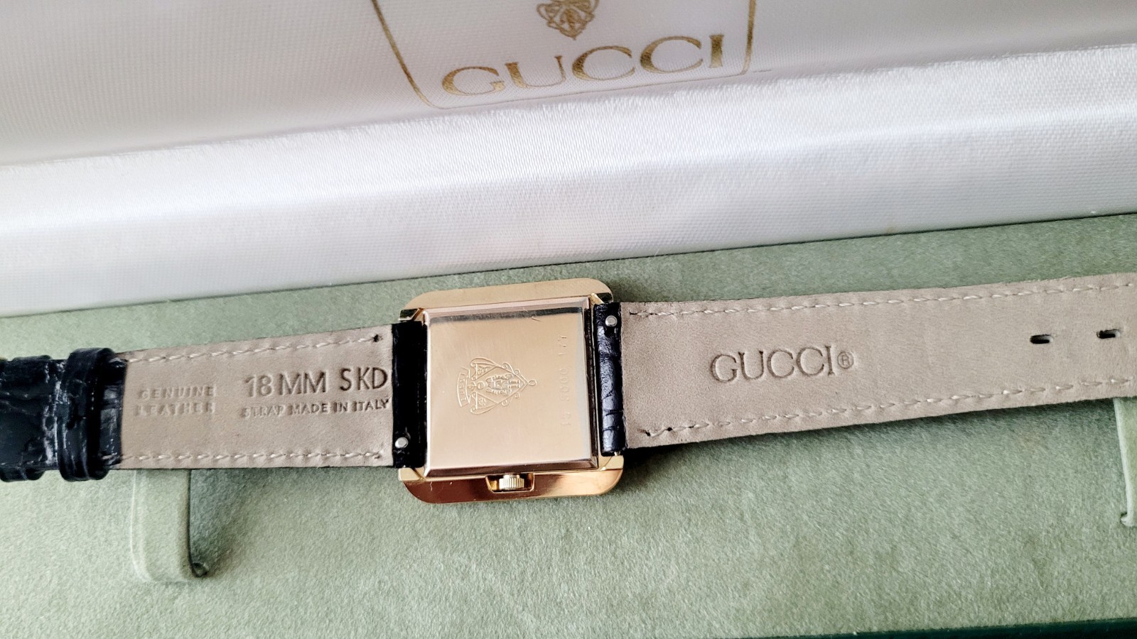 Gucci Ladies💃Watch,Authentic Swiss Made,Beautiful,Scratch Free Crystal,28MM CS