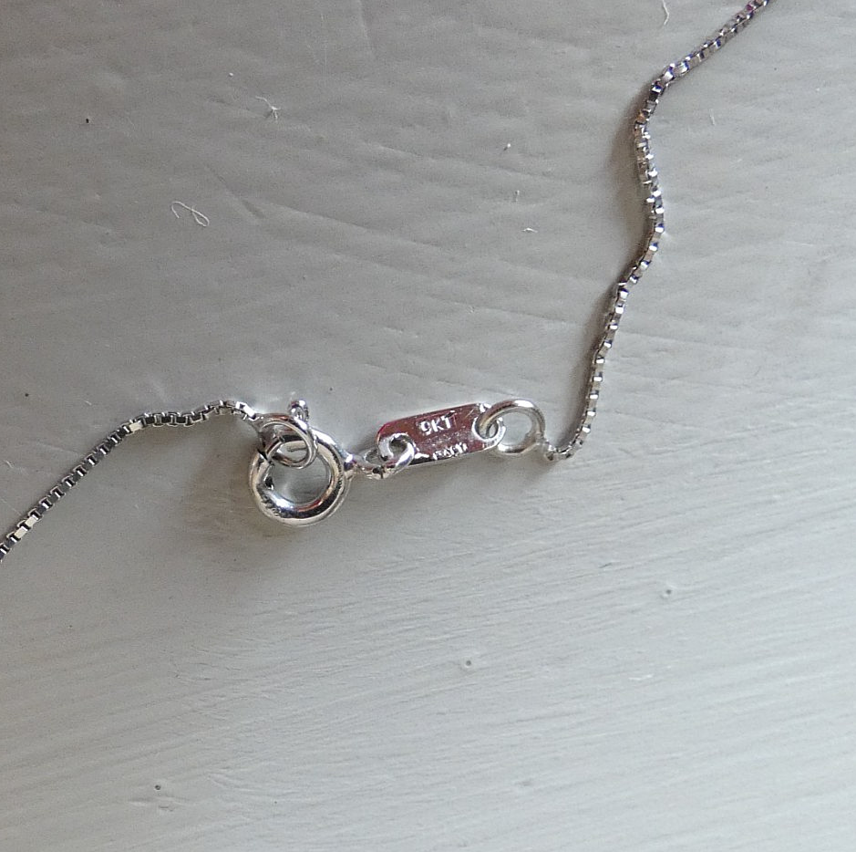 9ct White Gold Pendant Necklace Clear Stones 375 Box Chain 16″ Wave Ribbon