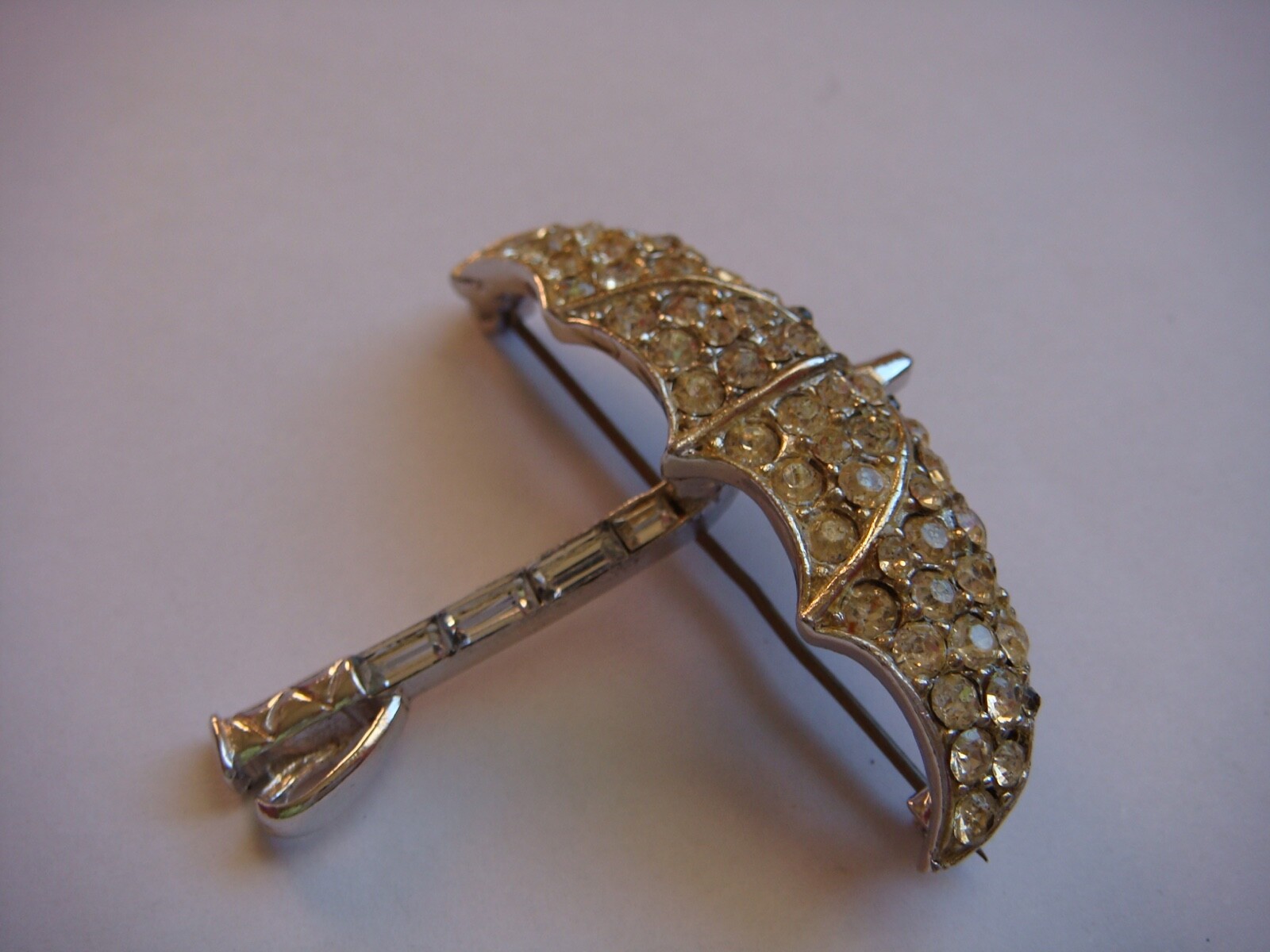 VINTAGE UMBRELLA SHAPE PIN BROOCH PAVE ROUND AND BAGUETTE RHINESTONES ESTATE
