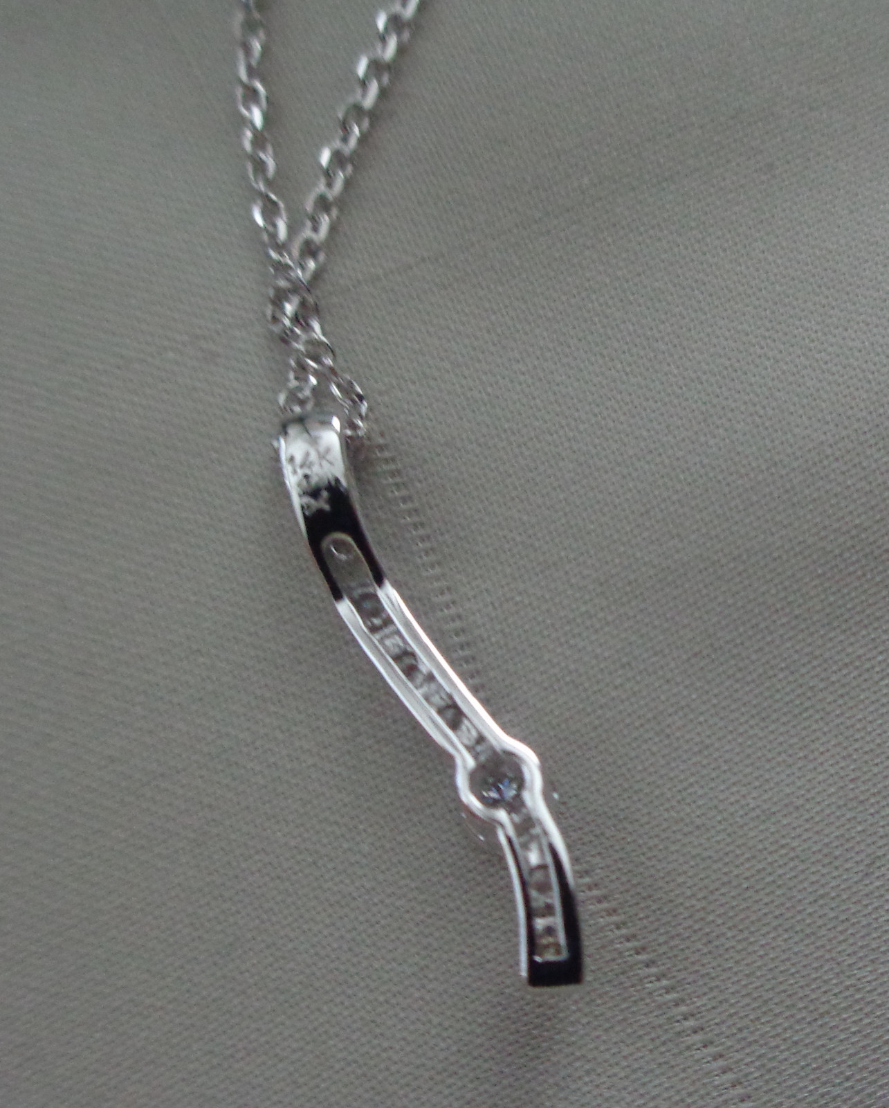 14KT WG DIAMOND PENDANT & 16″ WG CHAIN 8 DIAMONDS ON THE 1″ BAR