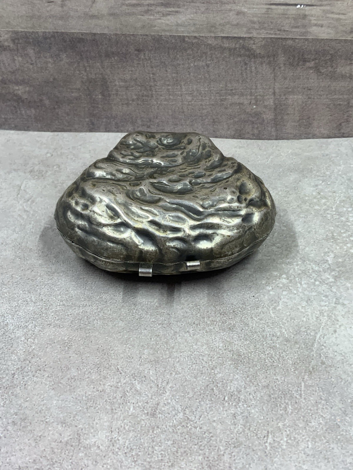 Vint. SHIELDS SEA GEMS 1940’s Clam Shell Peral Presentation Metal Box3.25″x3″x1″