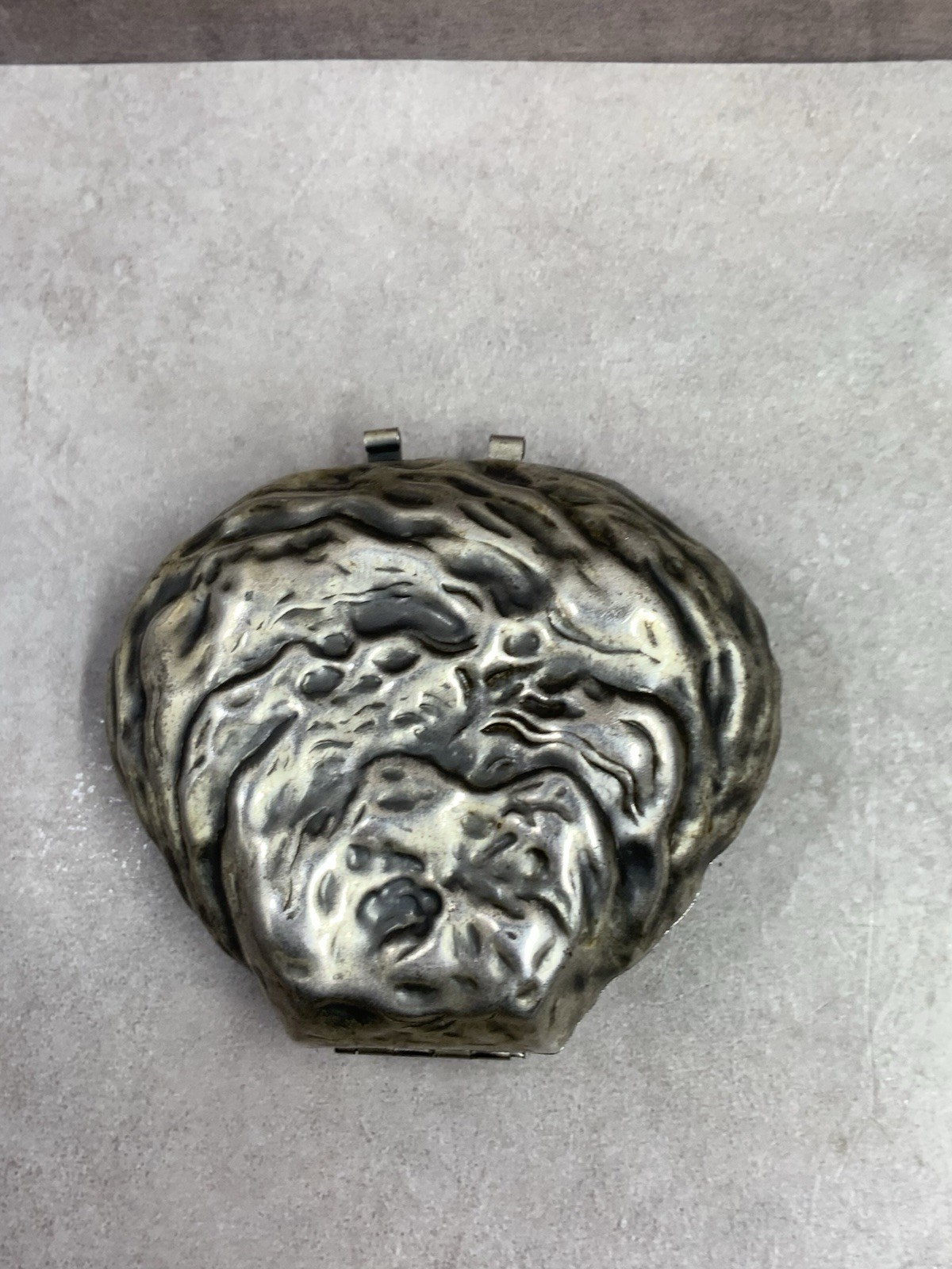 Vint. SHIELDS SEA GEMS 1940’s Clam Shell Peral Presentation Metal Box3.25″x3″x1″