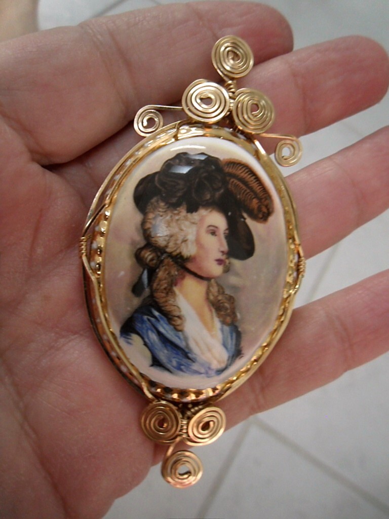 14kgf 1900 LADY ELEANOR FINE BONE CHINA ENGLAND PENDANT FOR NECKLACE;3.25 X1 5/8