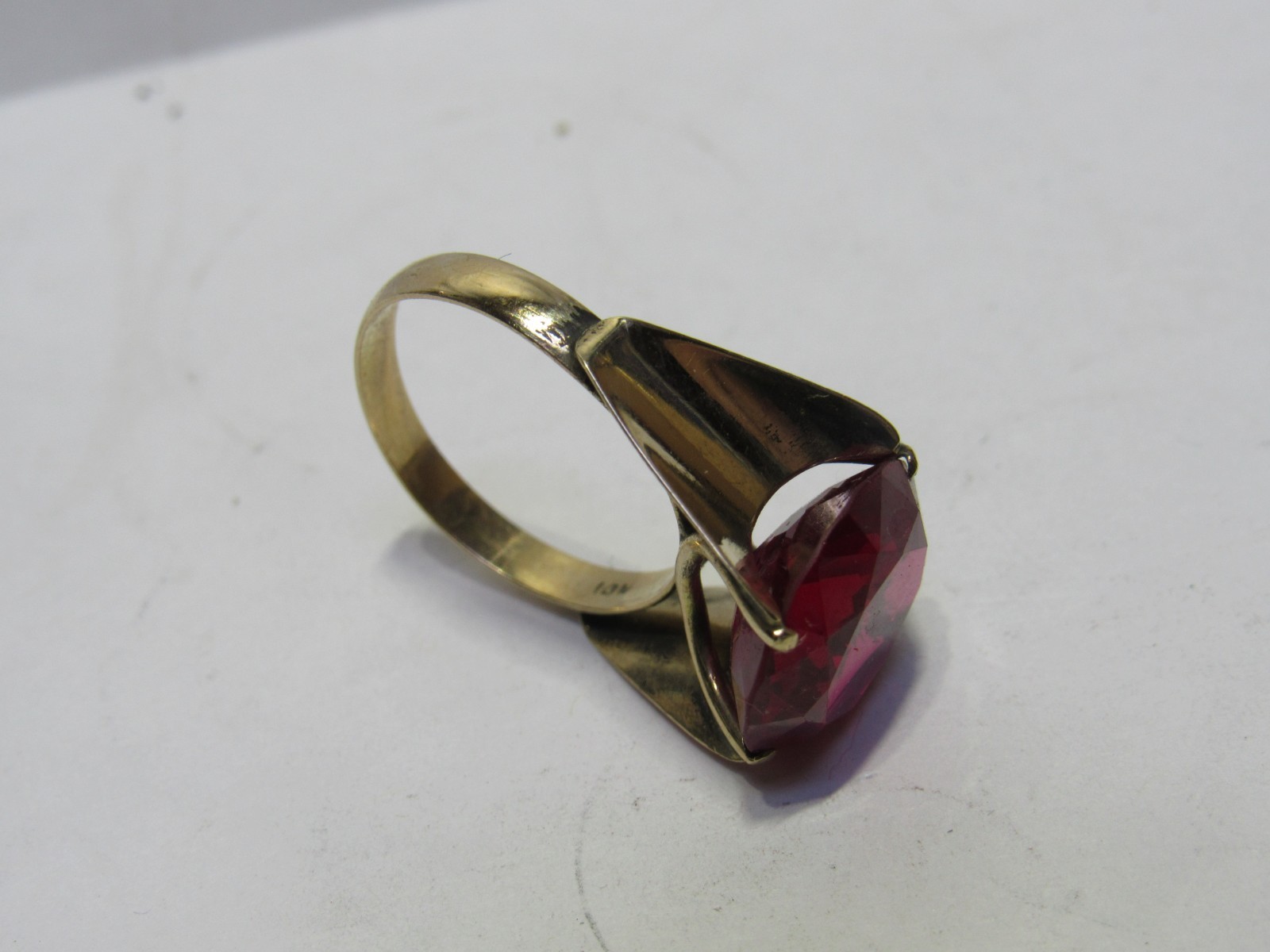 ROUND RED RUBY or sapphire 12.5 – 13 CARATS 14KT YELLOW GOLD MOUNTING RING