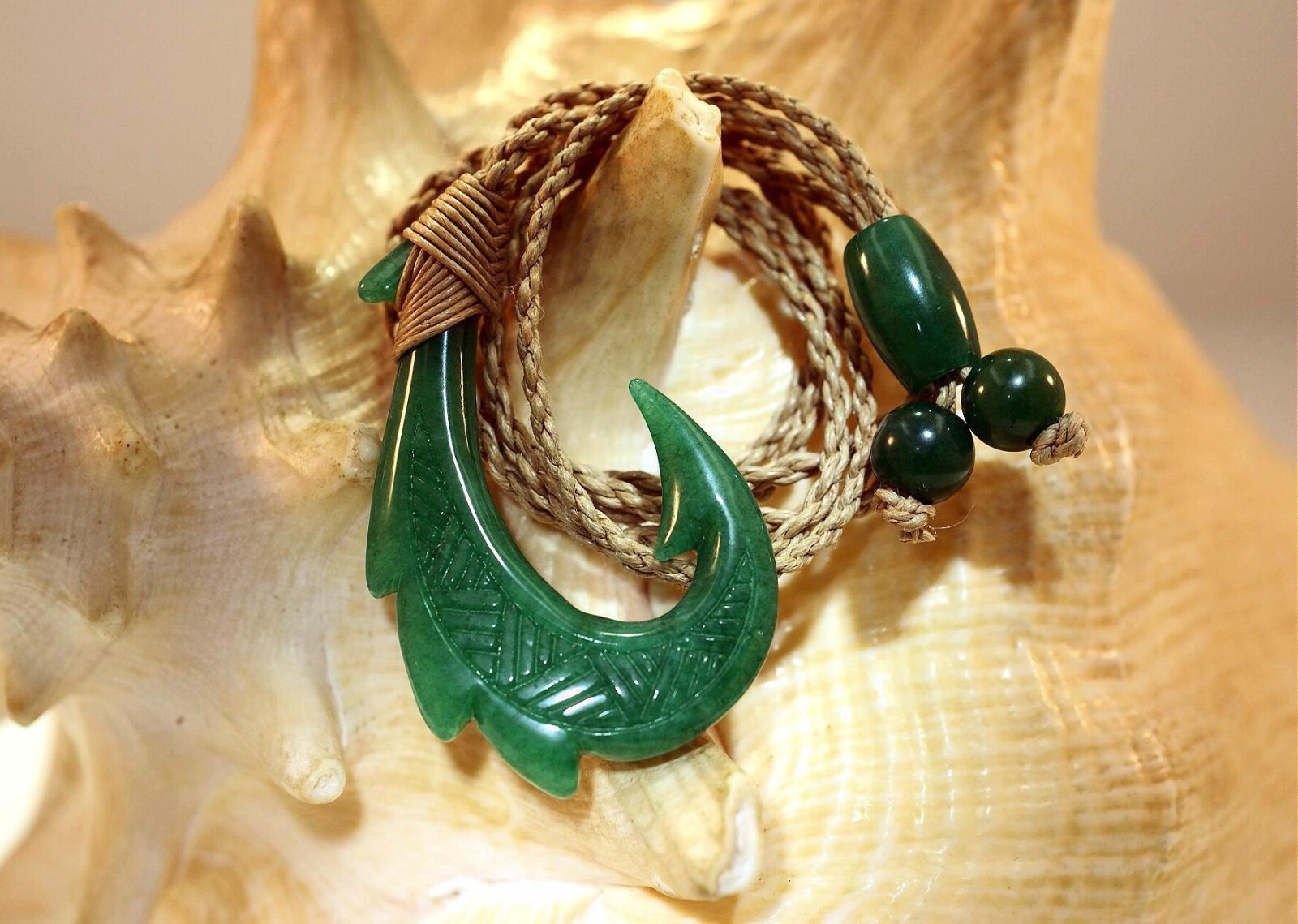 30MM HAND-CARVED GREEN JADE HAWAIIAN POLYNESIAN MAKAU SHARK FISH HOOK NECKLACE