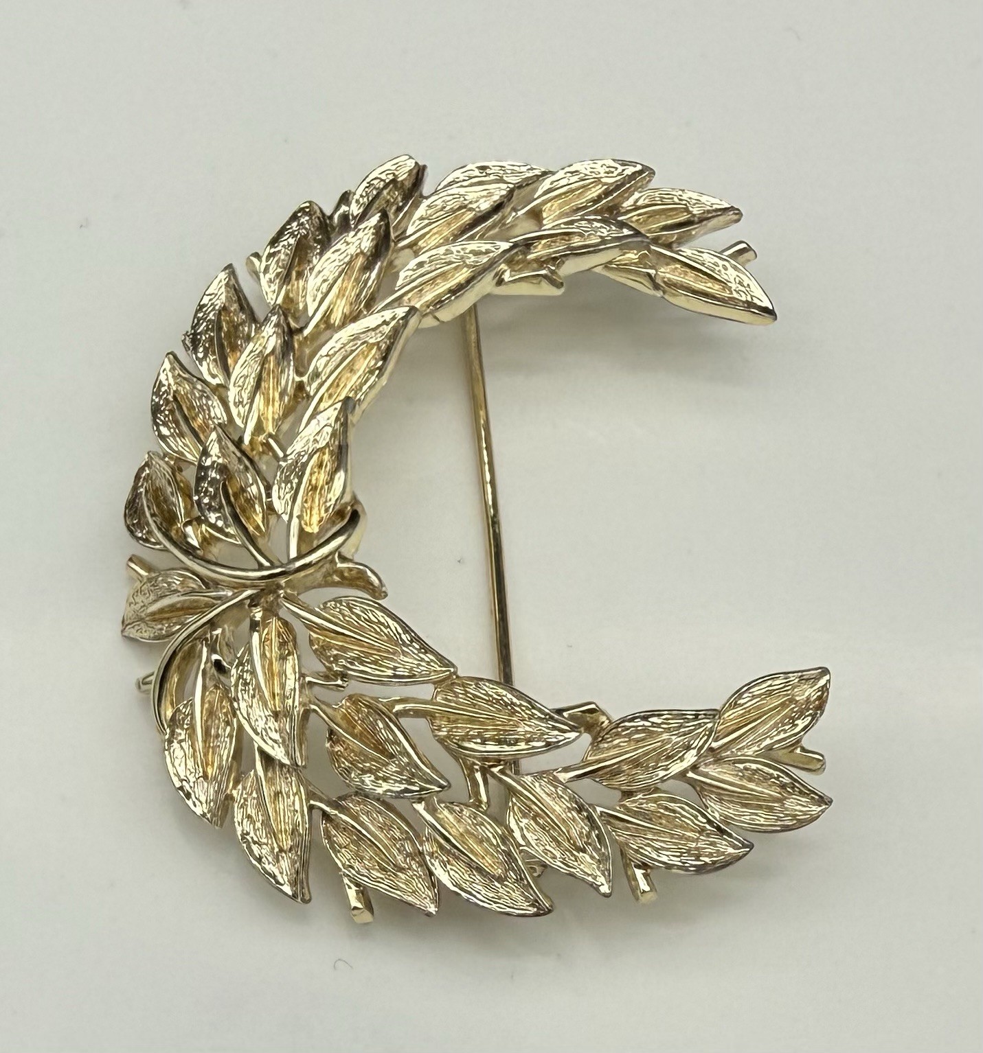 Vintage Gold Tone Laurel Wreath Crescent Leaf Spray BROOCH Mid Century Pin