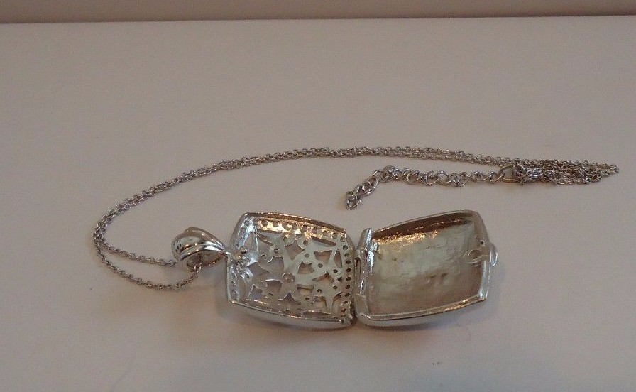 925 STERLING SILVER LOCKET HEART ACCENT PENDANT NECKLACE /SIZE 35MM BY 24MM