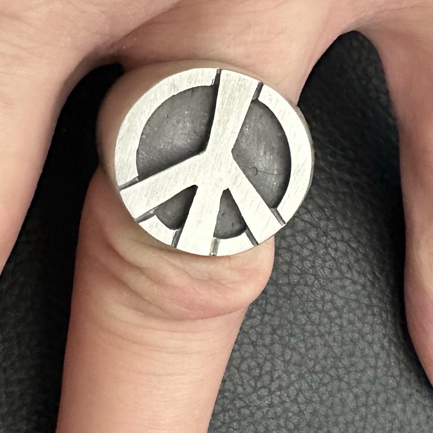 MJG STERLING SILVER PEACE SYMBOL RING. 22 GR. SZ 9 1/2