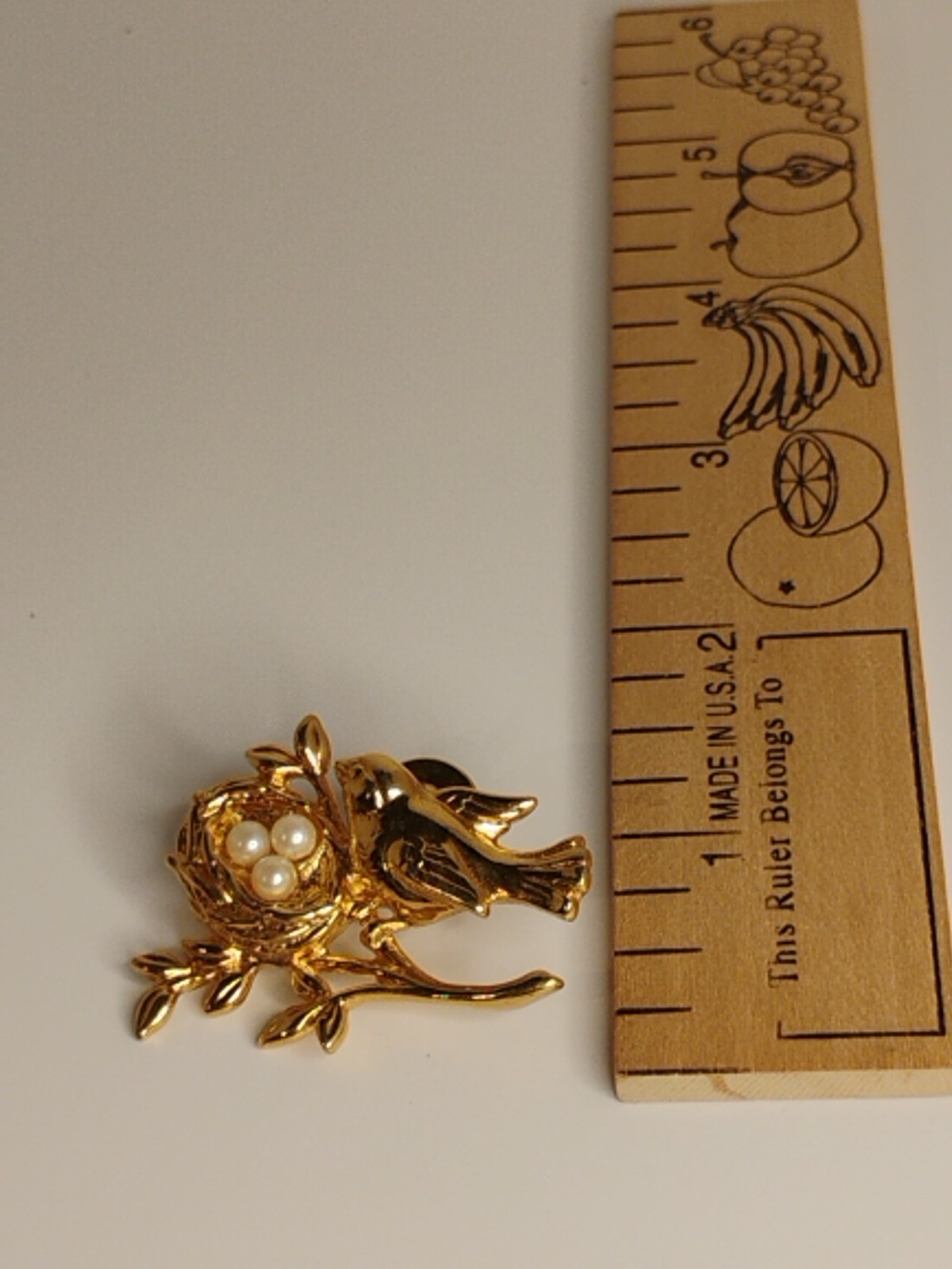VINTAGE BROOCH GOLD TONE PIN 1.5″ ANIMAL FAUX PEARL BIRD NEST