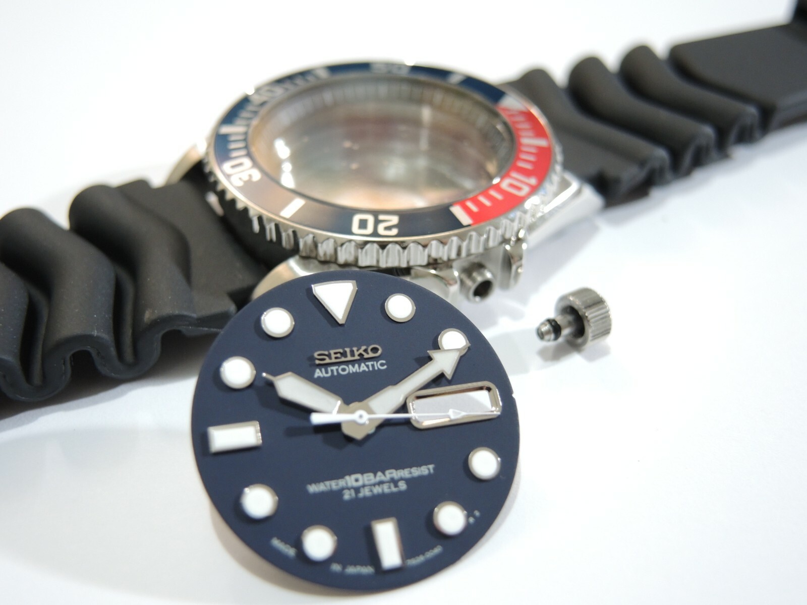 NEW STAINLESS CASE,CROWN,DIAL,HANDS,STRAP LARGE DIVERS 10BAR SKX032 (7S26-0040)