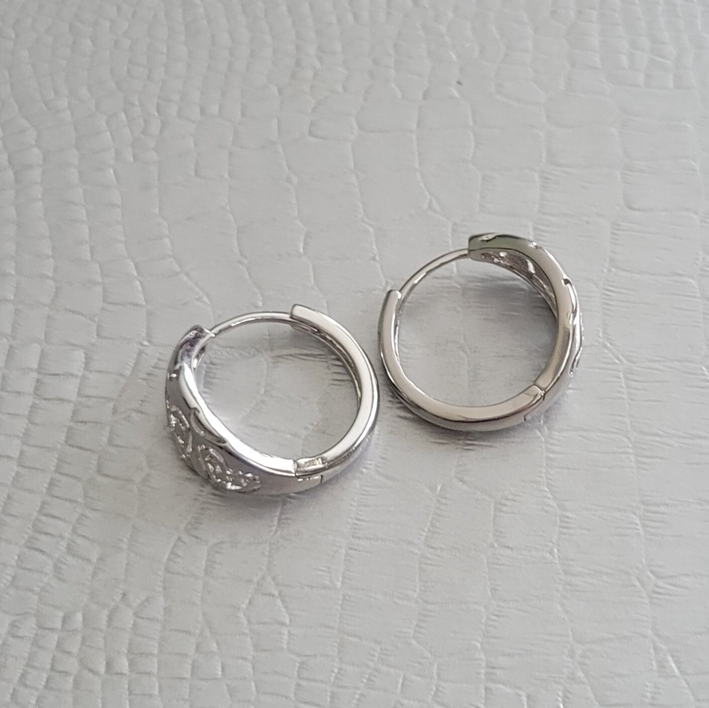 18k White Gold Filled Carved Hoop Huggie Earrings 15mm