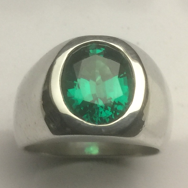 MJG STERLING SILVER RING. HEAVY. 12 x 10mm OVAL LAB EMERALD. SIZE 9.5