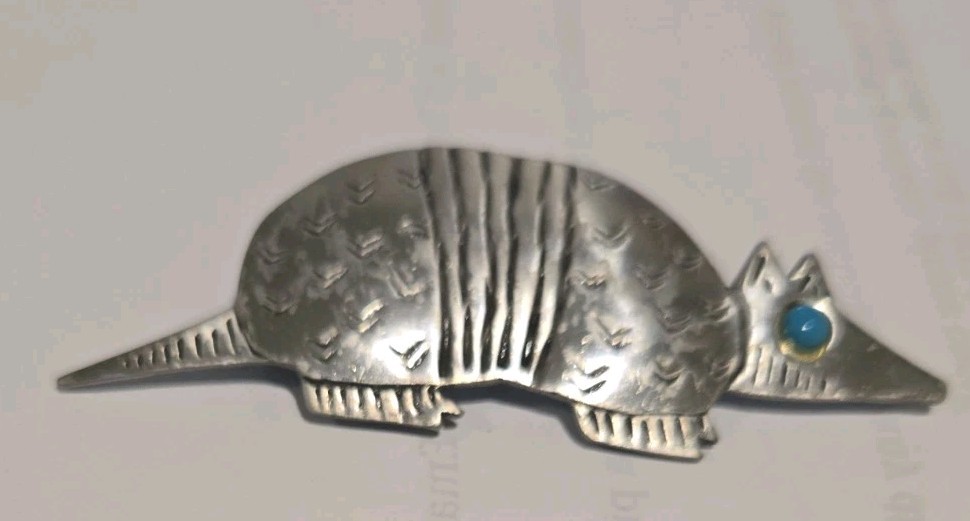 CUTE ! VINTAGE 1988 2 3/4 ” WIDE JJ JONETTE PEWTER ARMADILLO BROOCH PIN