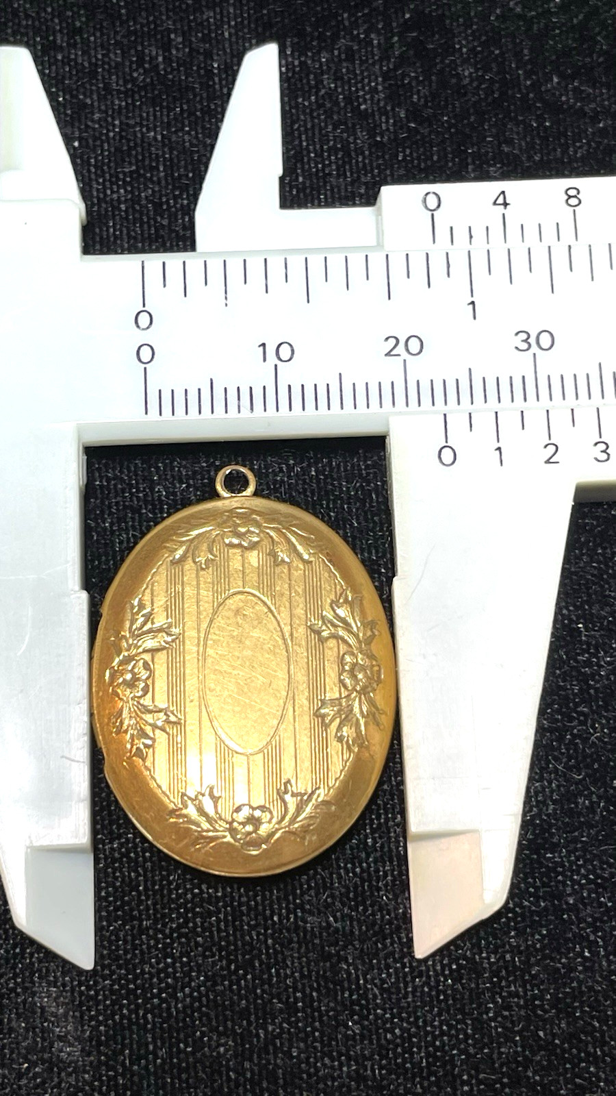 VINTAGE VICTORIAN STYLE OVAL FLORAL MOTIF GOLD TONE LOCKET FOR PHOTOS 1-1/4″ HI