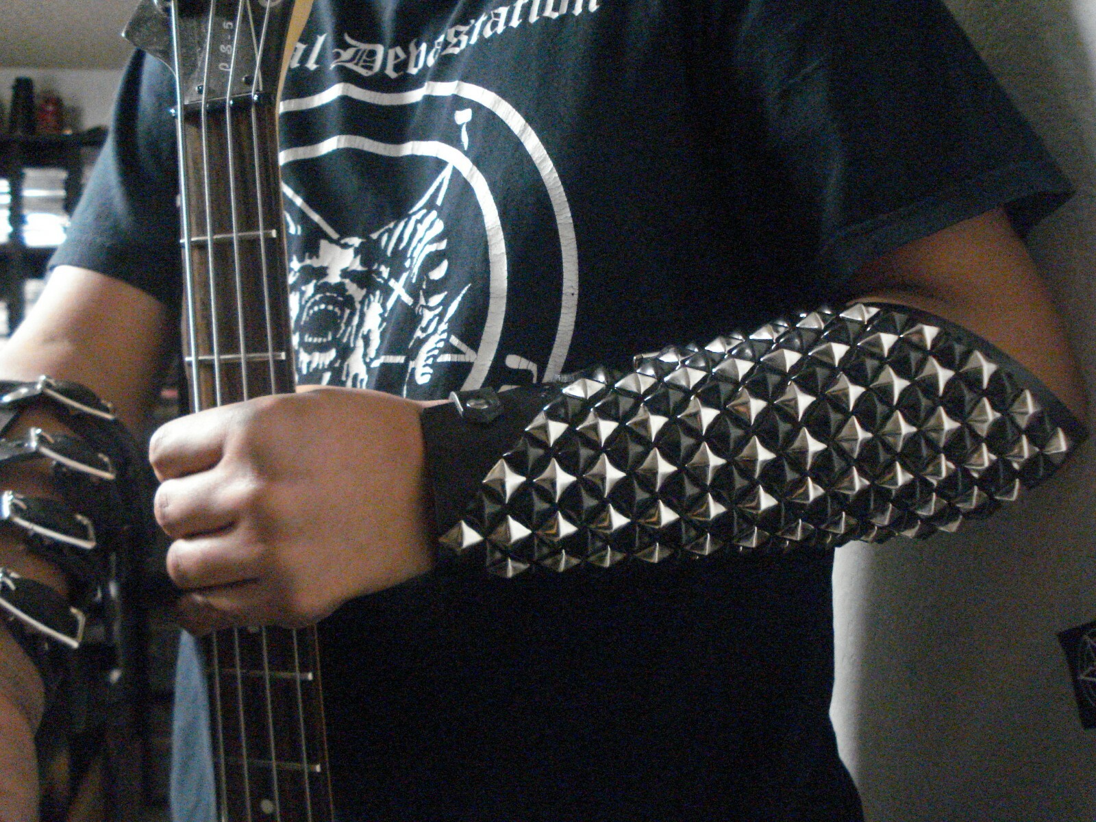 LEATHER STUDDED OLD SCHOOL GAUNTLET.HEAVY METAL…(MDLG0201)…. BLIND GUARDIAN