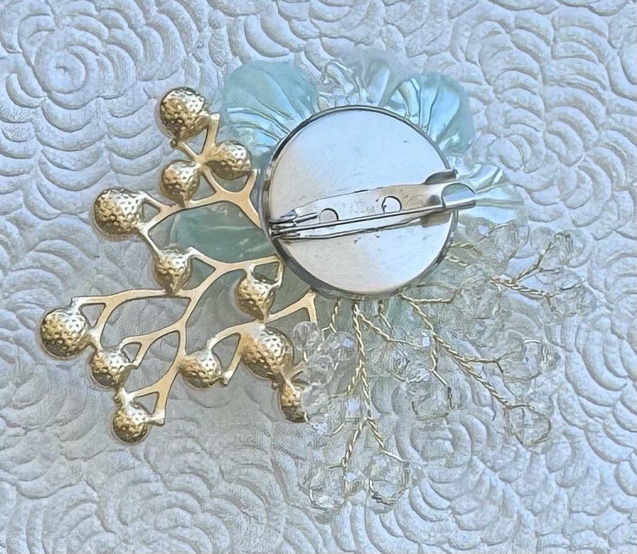 Flower brooch Plastic / Metal w/faux pearls