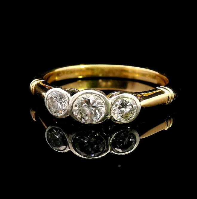 18 ct Yellow and White Gold Diamond Ring, two 0.07ct and a 0.20ct Diamonds
