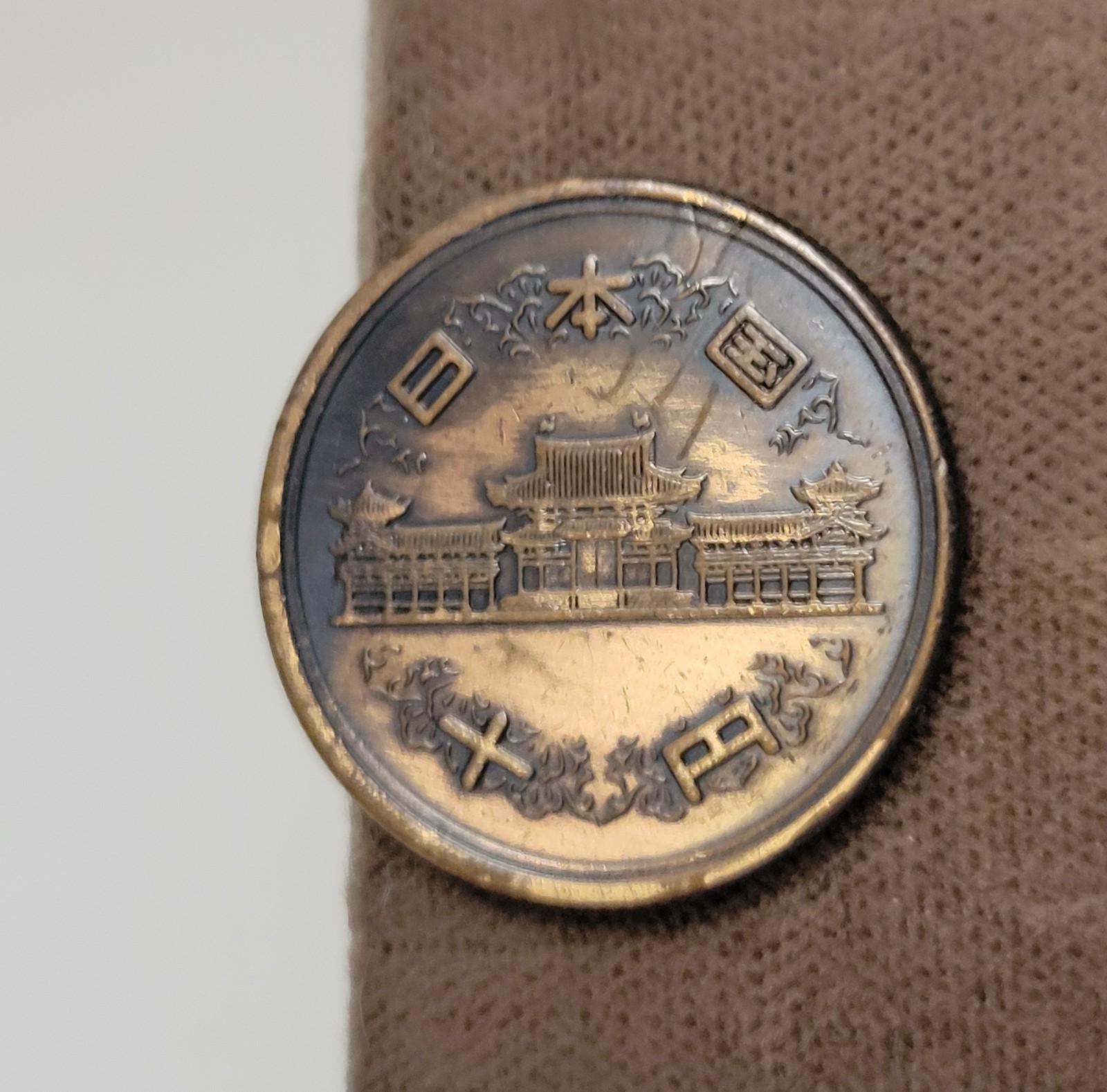 Vintage JAPAN Unsigned Japanese Coin 10 Yen Design Coins Tie Bar Clip