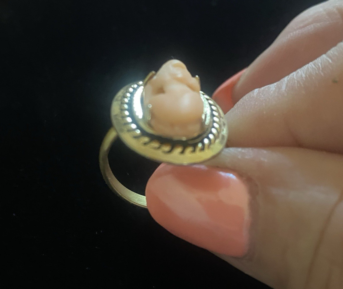 VTG Hand Carved Shell Gold Tone Cameo Left Facing Ring-sz 7 Adjustable to 8-8.5