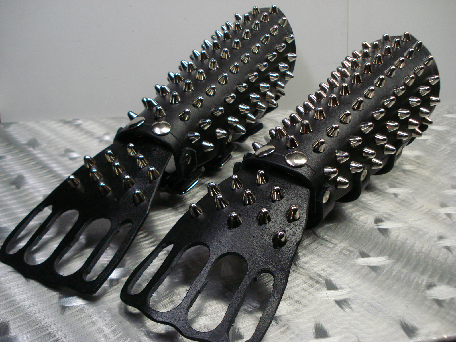UNISEX LEATHER STUDDED FIST GAUNTLETS….BLACK METAL.(MDLUG0175)….. RAVEN’S