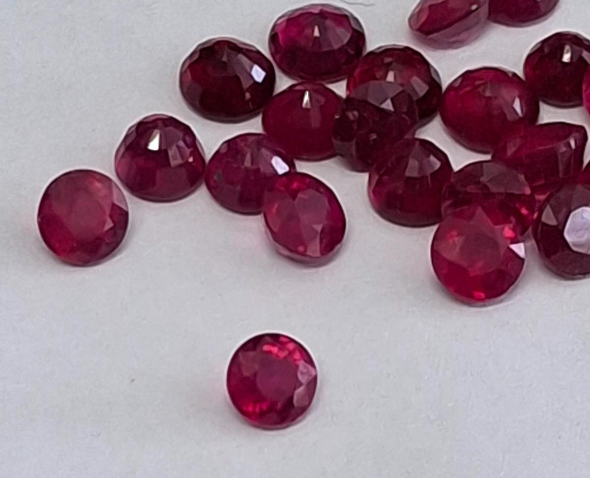 Treated Ruby… round 5 mm (approx.) 0.7-1 carat