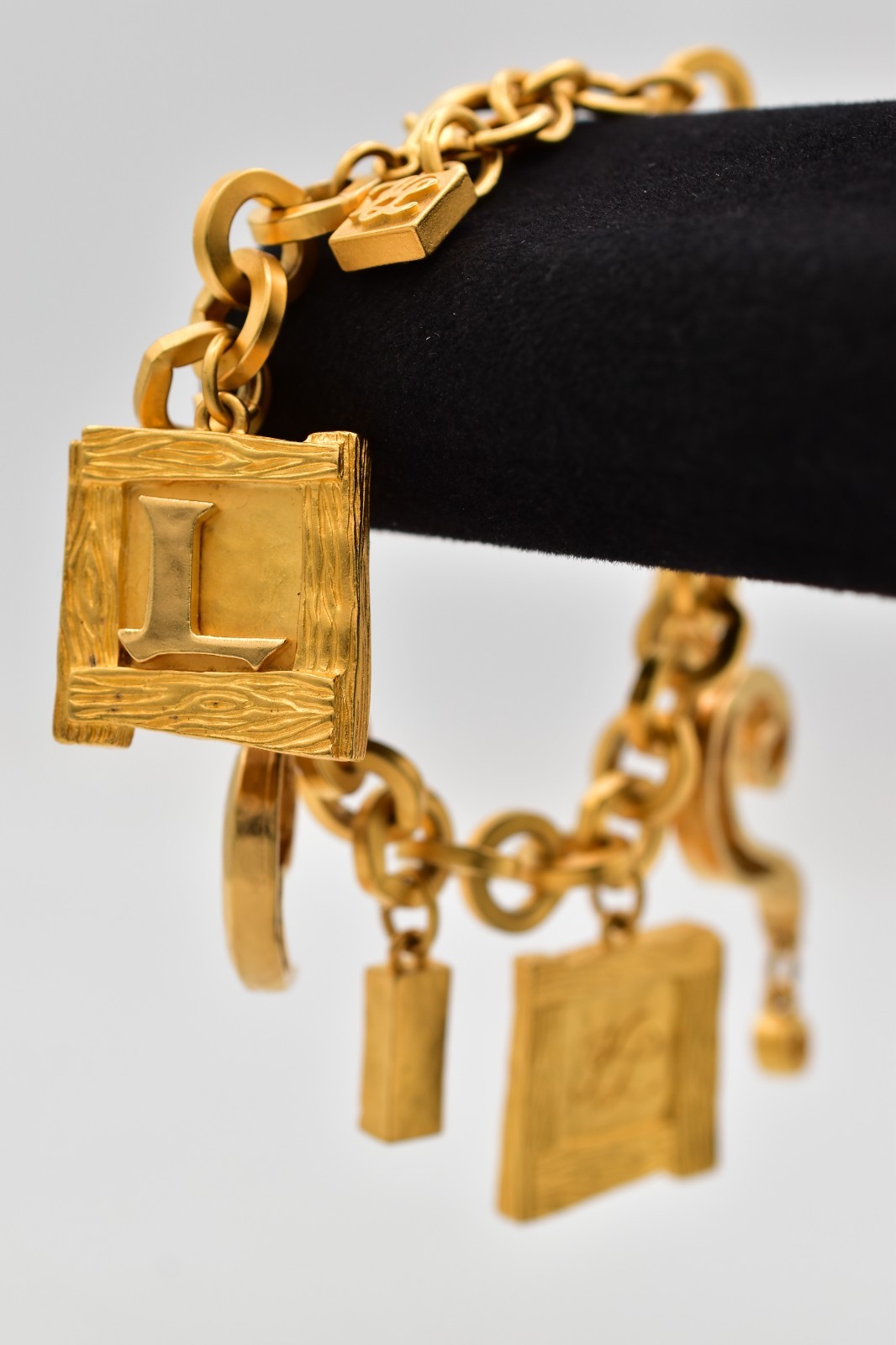 Karl Lagerfeld Vintage Charm Bracelet Brushed Gold Matte Chunky Runway 9 G2U