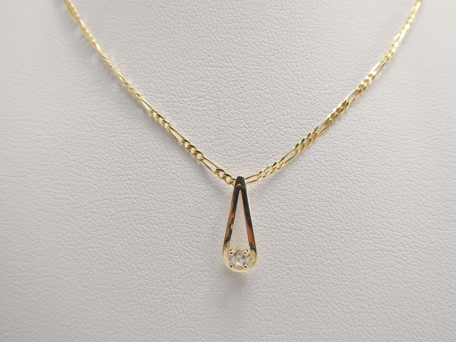 10K REAL SOLID YELLOW GOLD SOLITAIRE PENDENT AND SOLID FIGARO CHAIN