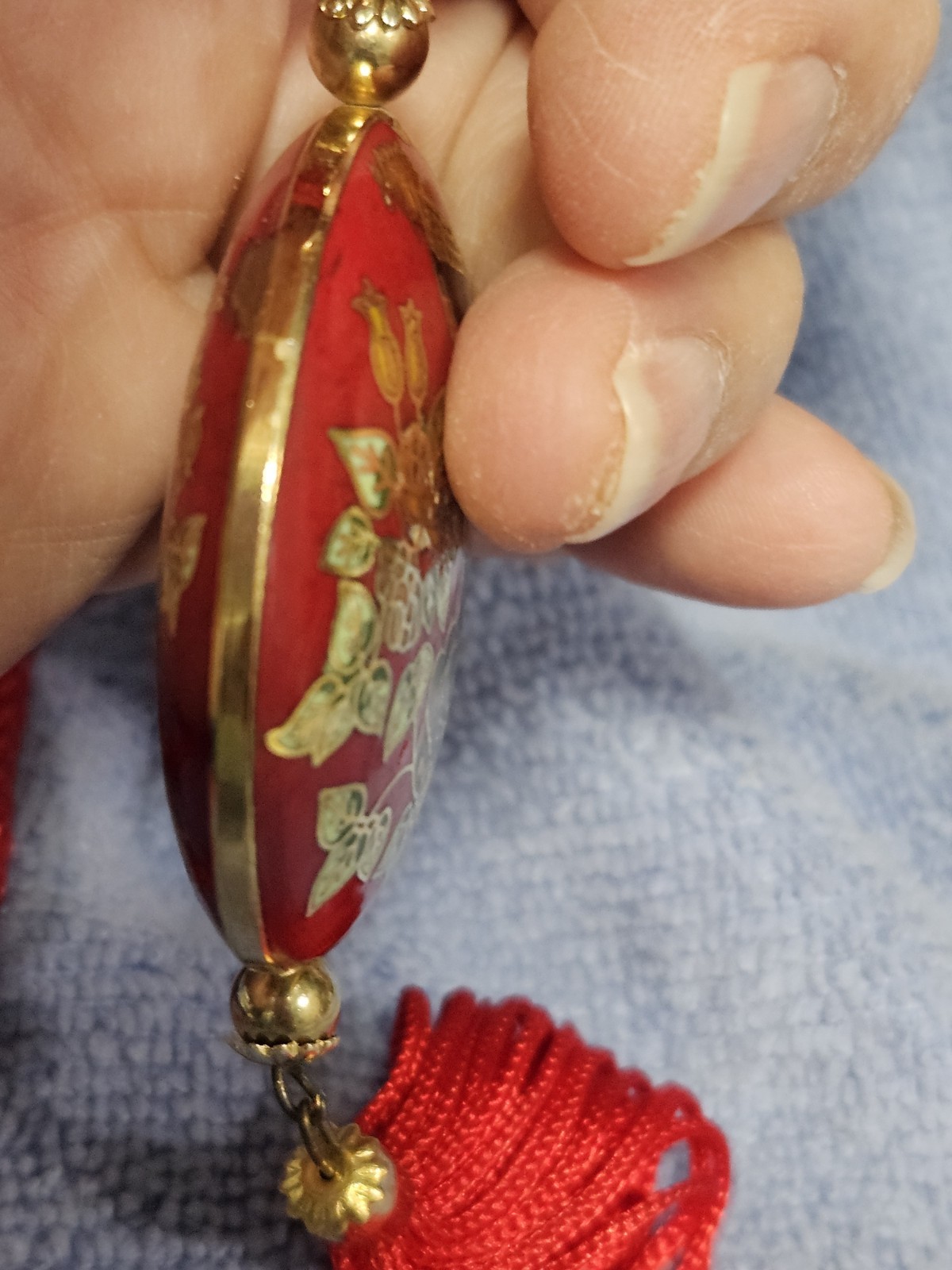 VINTAGE CLOISONNE COLORFUL PUFFY 2-SIDED PEACOCK FLORAL ROUND PENDANT W/24″ CORD