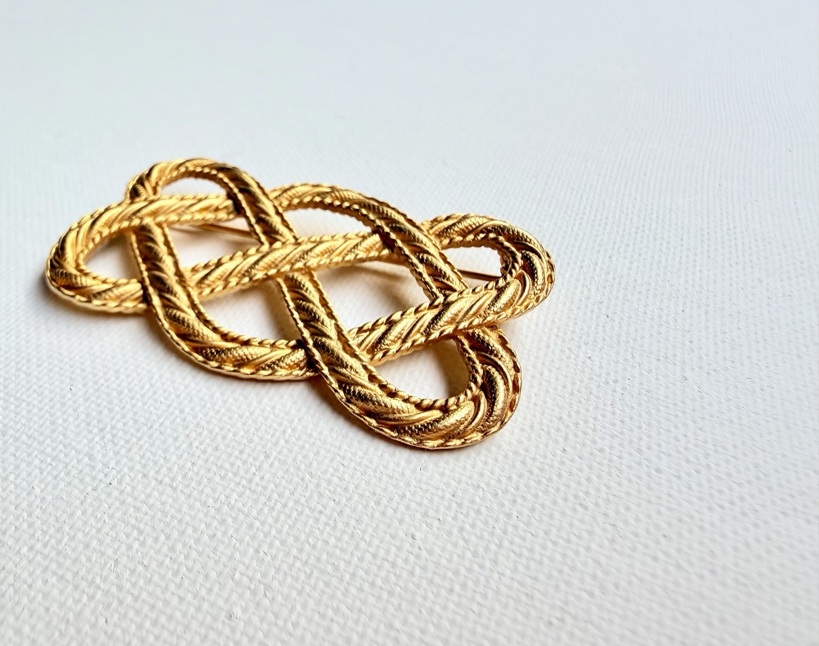 Vintage JJ Jonette 1988 Celtic Knot Brooch Gold Tone Interwoven Rope Signed