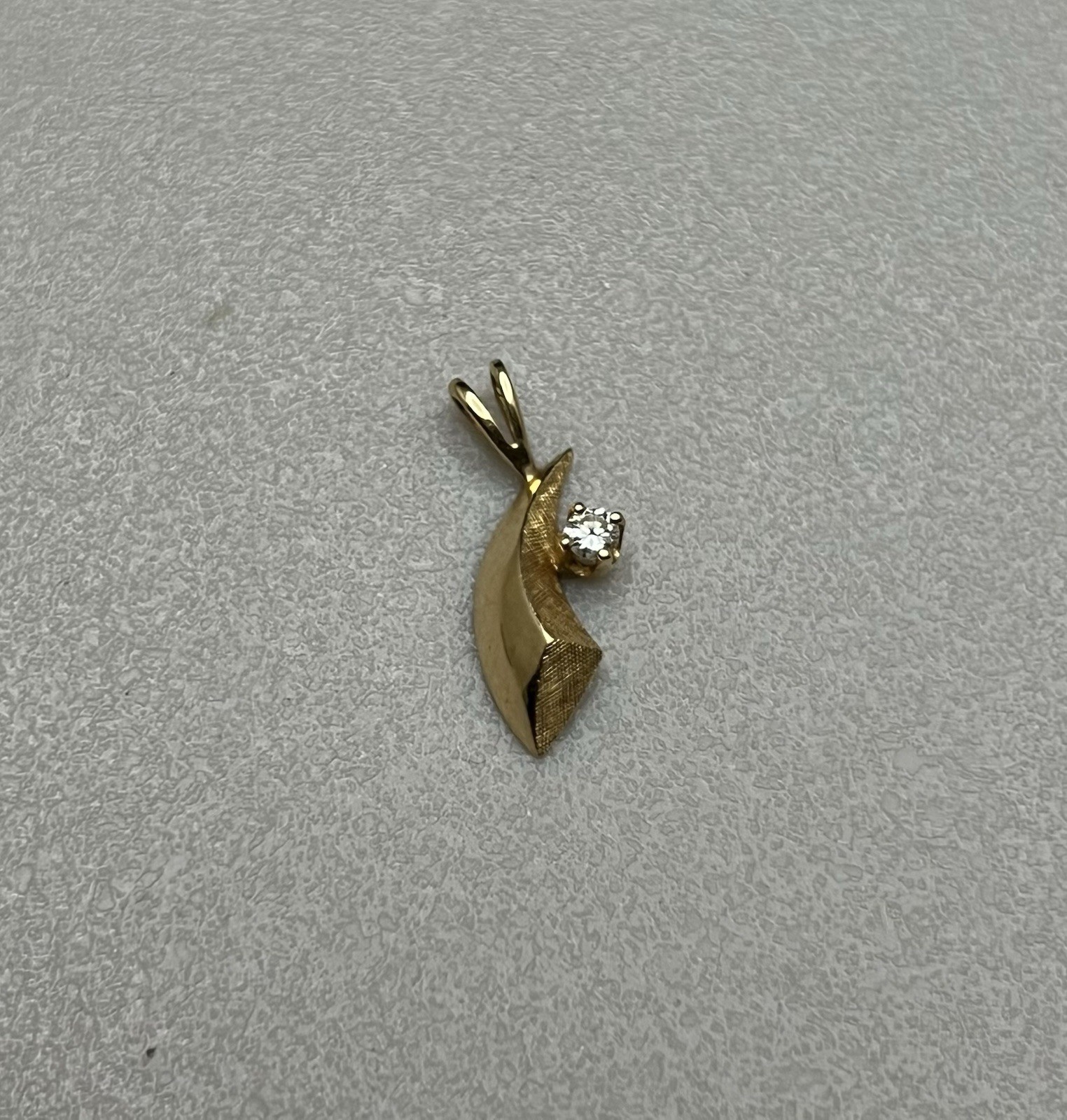 Cute Vintage .585 14K Solid Yellow Gold & Diamond Small Estate Retro Pendant