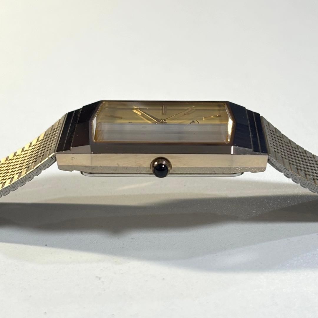 Aureole Quartz Gold Dial Wristwatch