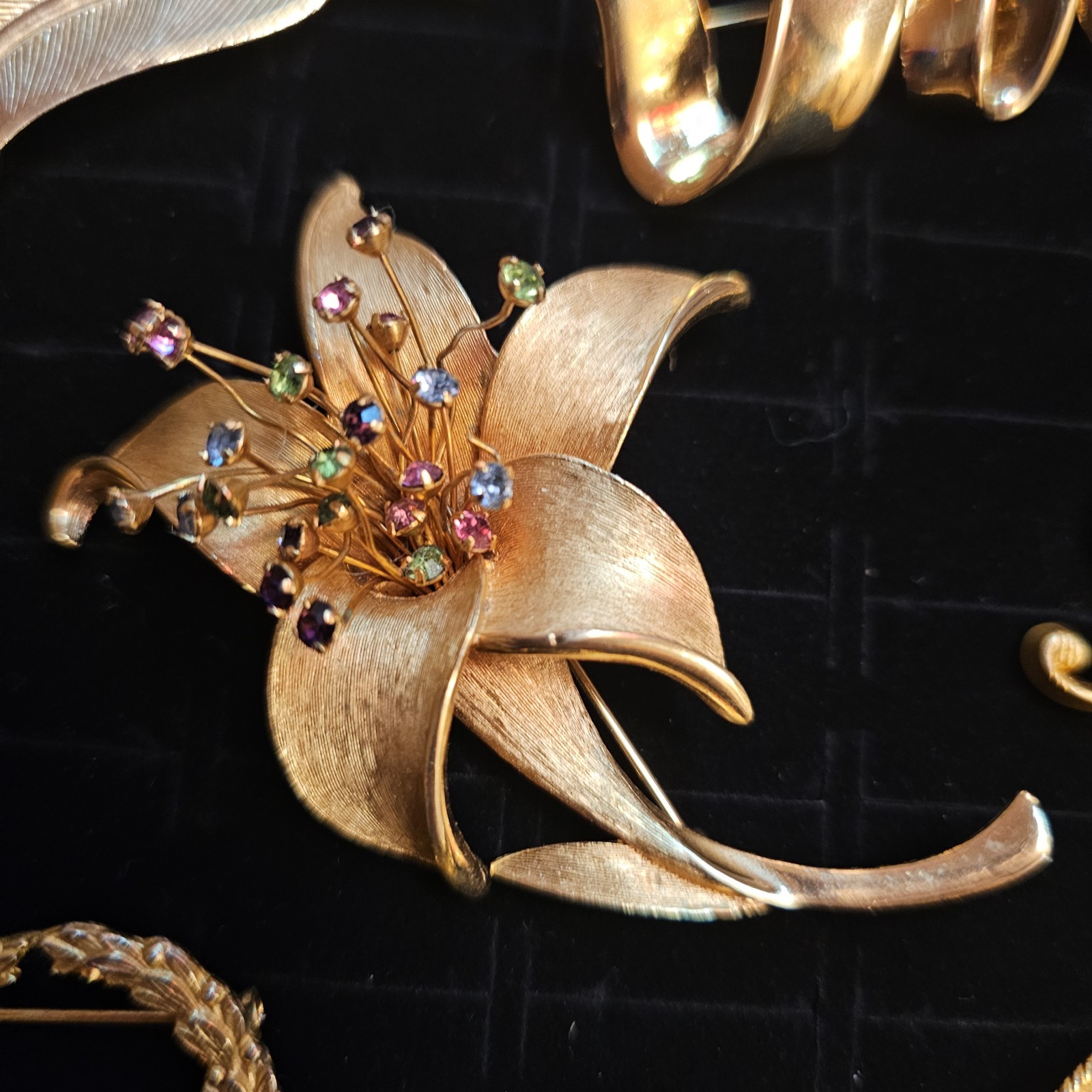 Vintage Brooch Pins Lot 30 Unbranded/Trifari/Dubarry/Ricci/J. Lee/Boucher B84
